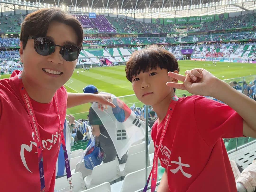 イ・ドングクさんのインスタグラム写真 - (イ・ドングクInstagram)「대~~~한민국👍👏⚽️ 대~~~박시안👍👏⚽️ #2022카타르월드컵  #우루과이」11月24日 21時31分 - dglee20