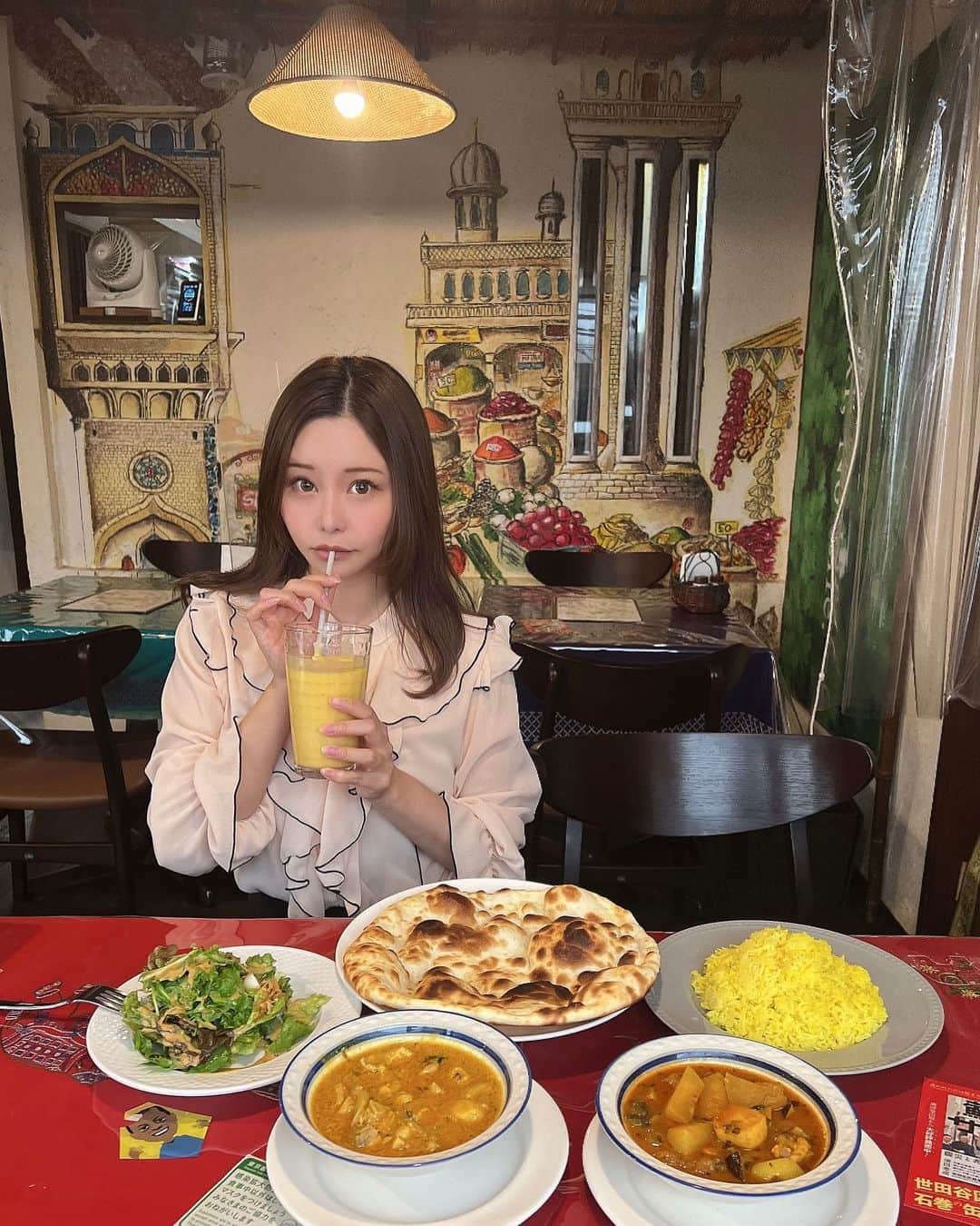 利咲のインスタグラム：「経堂のカレー屋さん #ガラムマサラ さん バターと生クリームを使わない身体に優しいヘルシーなカレー🍛 2017〜2020、2022年の食べログ百名店にも5年間選ばれてます🎶  野菜カレーは具沢山でルーはサラサラタイプ。 スパイスの複雑さは感じますがそこまで辛くなく、優しさもあってホッとする家庭料理のようなお味。 インド料理なのに日本の食材で少し和のテイストも感じます。 マンゴーラッシーもカレーに合わせると美味🥭  32種類のスパイスを使用し、季節や天気によって調整して同じメニューでも毎日違う味になるそうです✨  ディナータイムがランチとはメニューが違うそうなのでぜひまた行ってみたい🍽  📍経堂ガラムマサラ @garammasala1997  東京都世田谷区経堂1-22-18 タイムポート経堂2F 🚃小田急線経堂駅2分  #リサリサグルメ #世田谷グルメ #せたがや #世田谷区 #setagaya #setagayaku #小田急線 #小田急線グルメ #世田谷カレー #カレー #経堂 #経堂駅 #経堂グルメ #kyoudo #インド料理 #カレー好きな人と繋がりたい #カレー部 #カレー屋 #カレー屋さん巡り #curry #ナン #ラッシー #マンゴーラッシー」