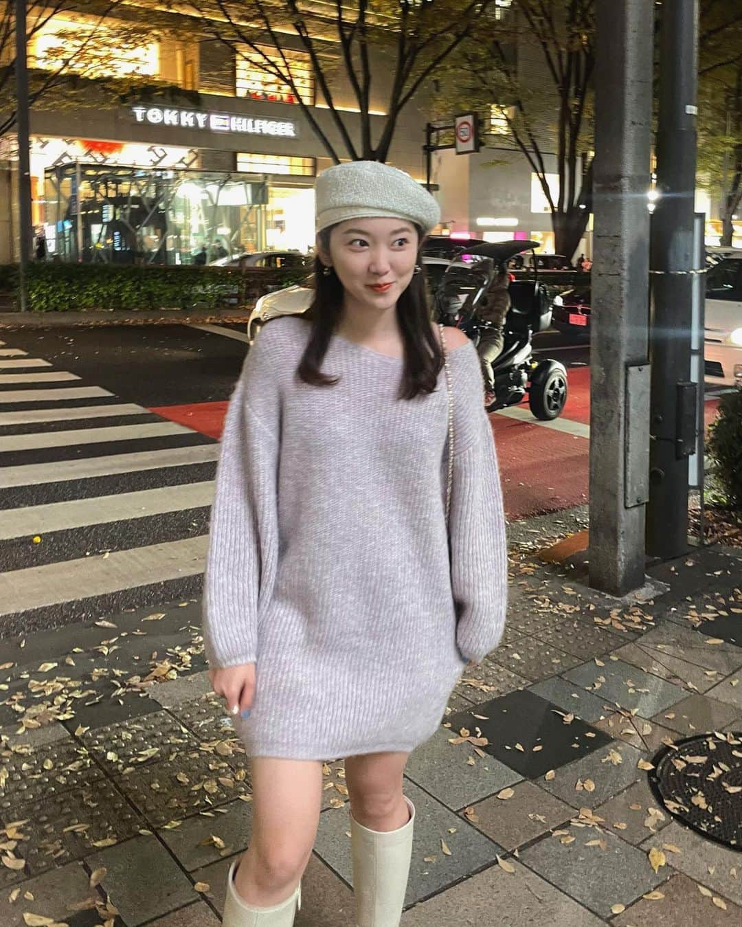 mina hinokuchiのインスタグラム：「. 明日入荷のメランジワンピース。 首周りが横に開き気味のデザインで ワンショルっぽく着ても可愛い♡  久々に白ブーツ合わせで。 足元黒ばっかりだったので、明るいカラーを入れて 新作ブーツ作りました♡👢 こちら再来週入荷予定ですよ〜🌙  明日パルクローゼットで クリスマストピックにも登場するこのコーデ🎄 ChicoのPRチームのクリスマスおすすめコーデを一挙ご紹介します♡  .  #Chico #チコ #salonbychico #coordinate #コーディネート #秋コーデ #冬コーデ #今日のファッション #ファッション  #高身長コーデ #骨格ストレート #骨格ナチュラル #ロングブーツ #ミニワンピース #ニットワンピース #バレー帽」
