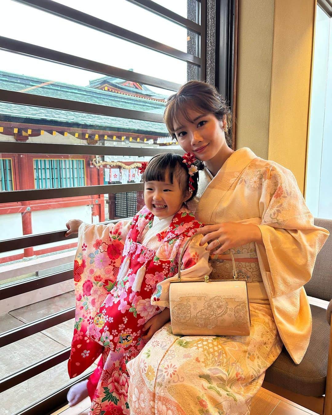 畠中清羅 のインスタグラム：「_  七五三のオフショット🌝🌸  着物着るなんてそうそう無いし 着る前うひゃーー😍って感じだったけど  着物を着て子供2人を追いかけ回すのはやっぱり大変だった。。笑  でもとってもいい思い出になったなぁ♡  #七五三#着物#着物ヘア#母と娘#3歳#3歳女の子」