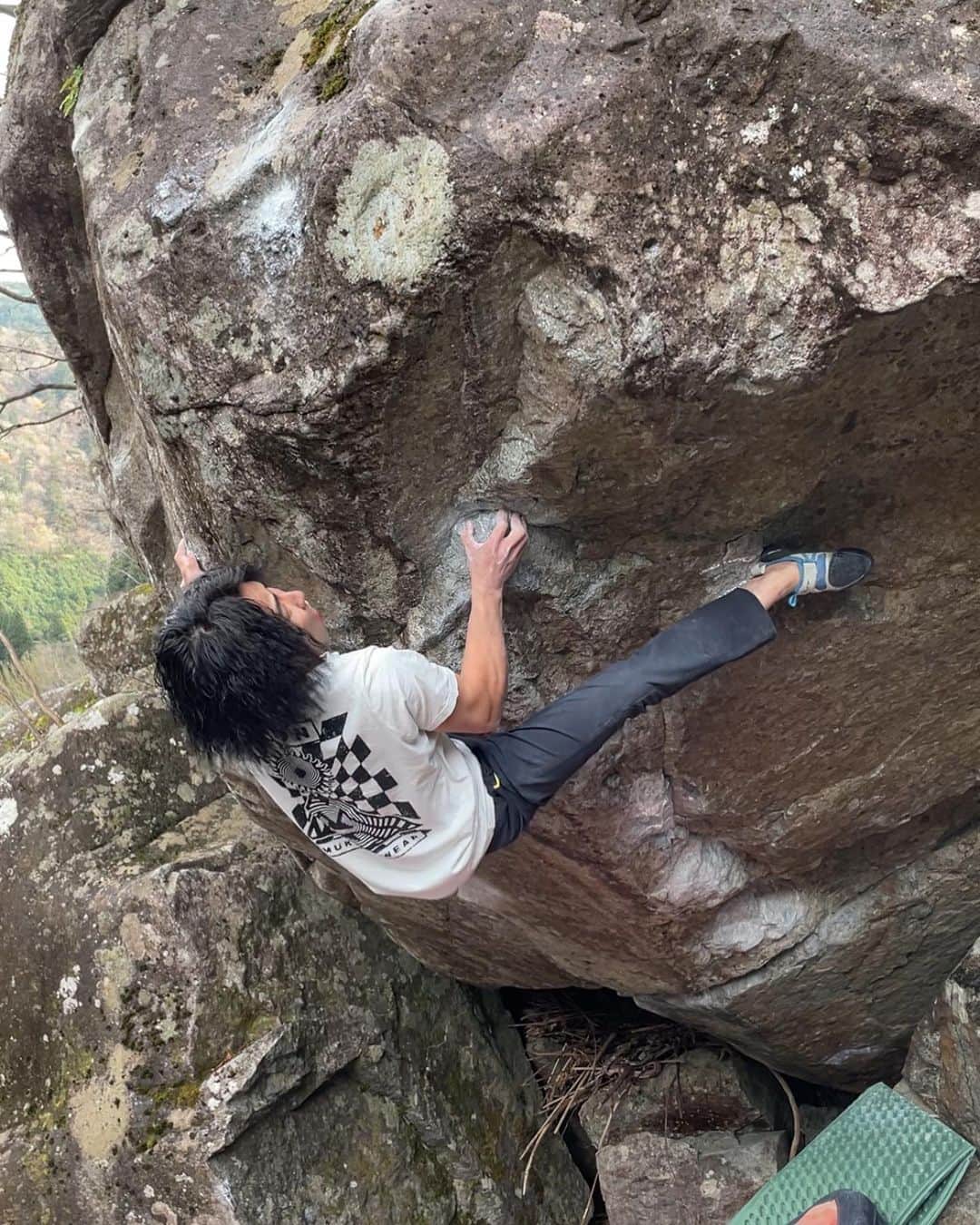 是永敬一郎のインスタグラム：「パーマネントグリーン/Permanent Green 4段+/V13 ✅  今回の下呂ツアーで、ずっとやりたかったパーマネントグリーンを登る事が出来た。  上部をあんまりやらないで登ったので、最後のマントルでマジで落ちるかと思った。  @mountainhardwear.jp  @climbingjam  @k16_climbinghold  @climbbutora  @newhale_japan」