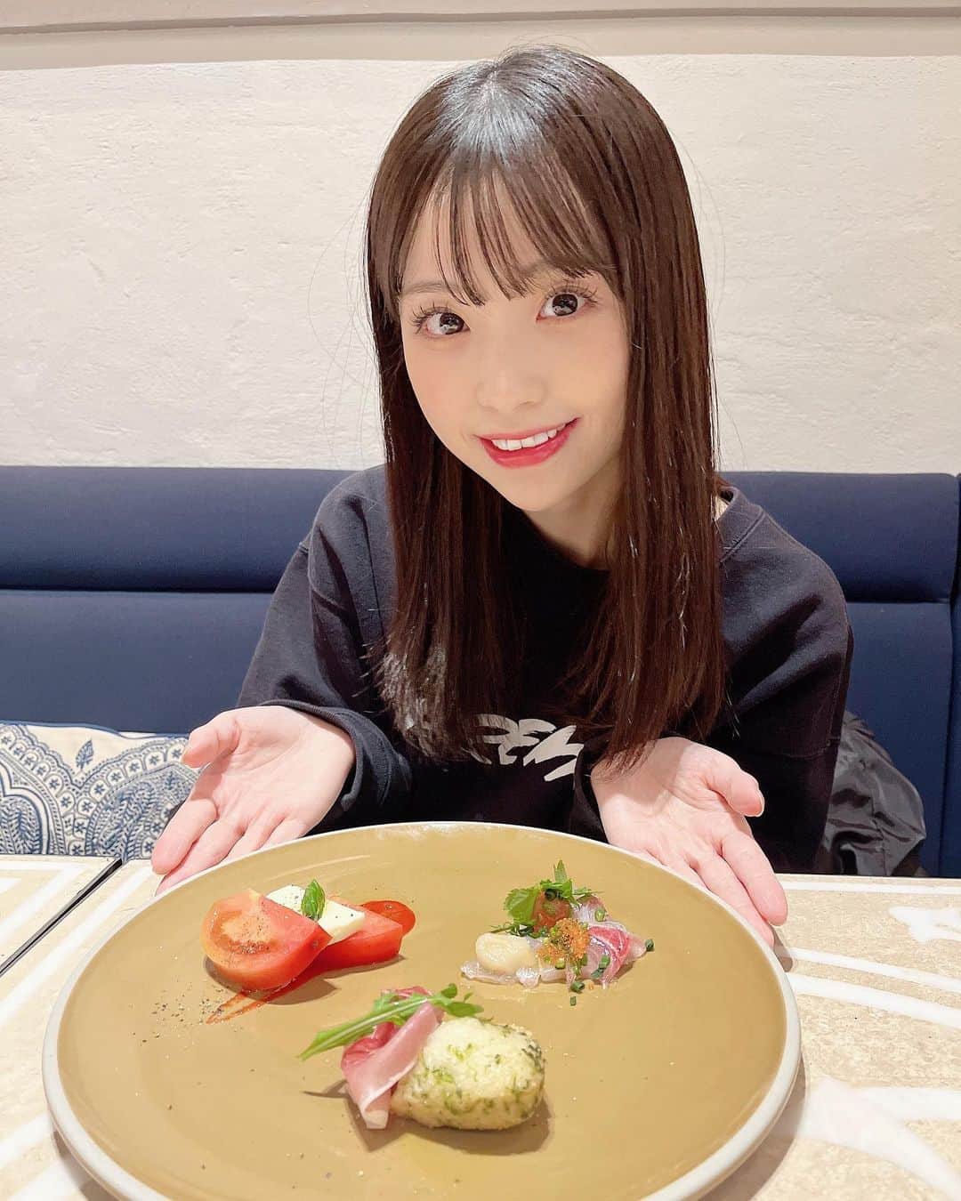 美咲優羽のインスタグラム：「. . . . 前に食べたフレンチさん🐥  歯出して笑ってるの珍しい写真！ 昔は写真撮るたびに歯剥き出しの全開で笑ってたのに年取ってから写真撮る時歯出さなくなったのなんでだろ🦷 関係ないんだけど最近22年生きてて初めて銀歯デビューした。、、泣 みんな銀歯何本？！笑笑 . . .  #selca #selfie #셀카 #셀카그램  #ootd  #instagood #instalike #followme #アイドル #japanesegirl#japaneseidol#japanesegirls#歯 #フレンチ  #地下アイドル好きな人と繋がりたい#粉我 #美白 #攝影#旅遊攝影 #拍攝#寫真#攝影日記#人像攝影#攝影師#互惠#拍照#台灣攝影師#人像摄影#攝影日常#ootd4nylonjp」
