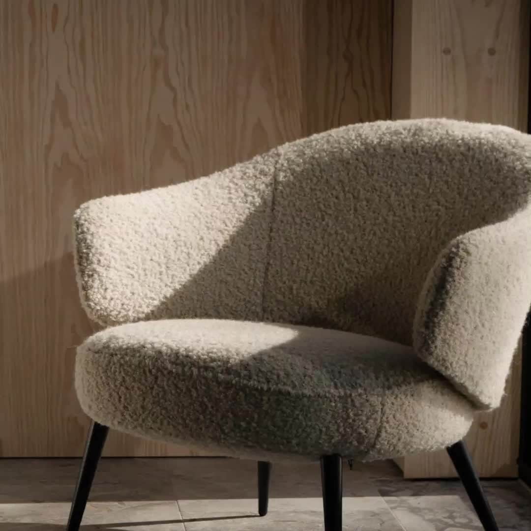 BoConceptのインスタグラム：「A small chair with a big personality, the Charlotte chair is a contemporary yet classic design that works in any room. With refined stitching along the backside and elegant piping along the edges, it's the epitome of Danish craftsmanship.   #boconcept #liveekstraordinaer #ekstraordinærsince1952 #anystyleaslongasitsyours #chair #classic #comfort #timelessdesign #customisation #homestyling」