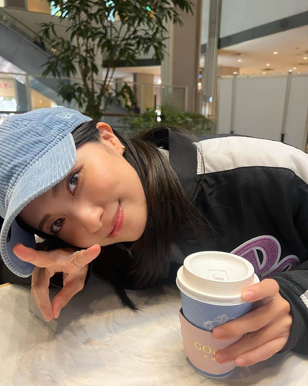 のインスタグラム：「GODIVA CAFEも最近店舗増えてきて嬉しいな💙  珈琲らぶ🫶チョコレートらぶ🌈❤️‍🔥」
