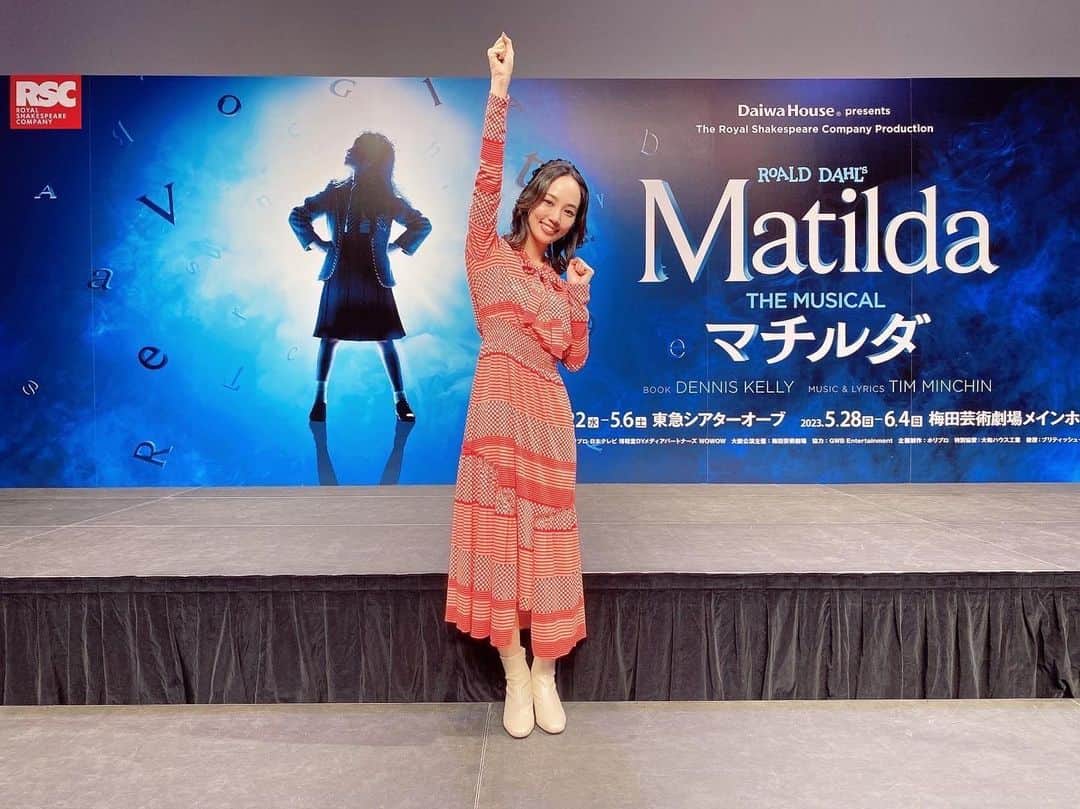 咲妃みゆのインスタグラム：「✨ミュージカル「マチルダ」✨ 来たる２０２３年の日本初上演へ向けての制作発表会に参加させていただきました。 ⁡ 私は、天才少女マチルダの担任教諭であり彼女の良き理解者となるミス・ハニー役を務めさせていただきます。 ⁡ 本日、マチルダ役の#嘉村咲良 さん・#熊野みのり さん・#寺田美蘭 さん・#三上野乃花 さんの立派なご挨拶に感激し、ありったけのエネルギーをパフォーマンス「Naughty 」に注ぎ込む姿に思わず涙してしまいました。既にみんなが可愛くて可愛くて仕方ありません♡♡♡♡ ⁡ ４名の素晴らしいマチルダちゃんを始め才能豊かなキャストの皆さまと、心強いスタッフの皆さまと共に、最高のGiftをお届けしたいです！！ ⁡ 【東急シアターオーブ】 プレビュー公演：3月22日(水)ー3月24日(金) 東京公演：3月25(土)ー5月6日(土) 【梅田芸術劇場メインホール】 大阪公演：5月28日(日)ー6月4日(日) ⁡ ご観劇いかがでしょうか。。 劇場でお会い出来るのを楽しみにしております📚✨」