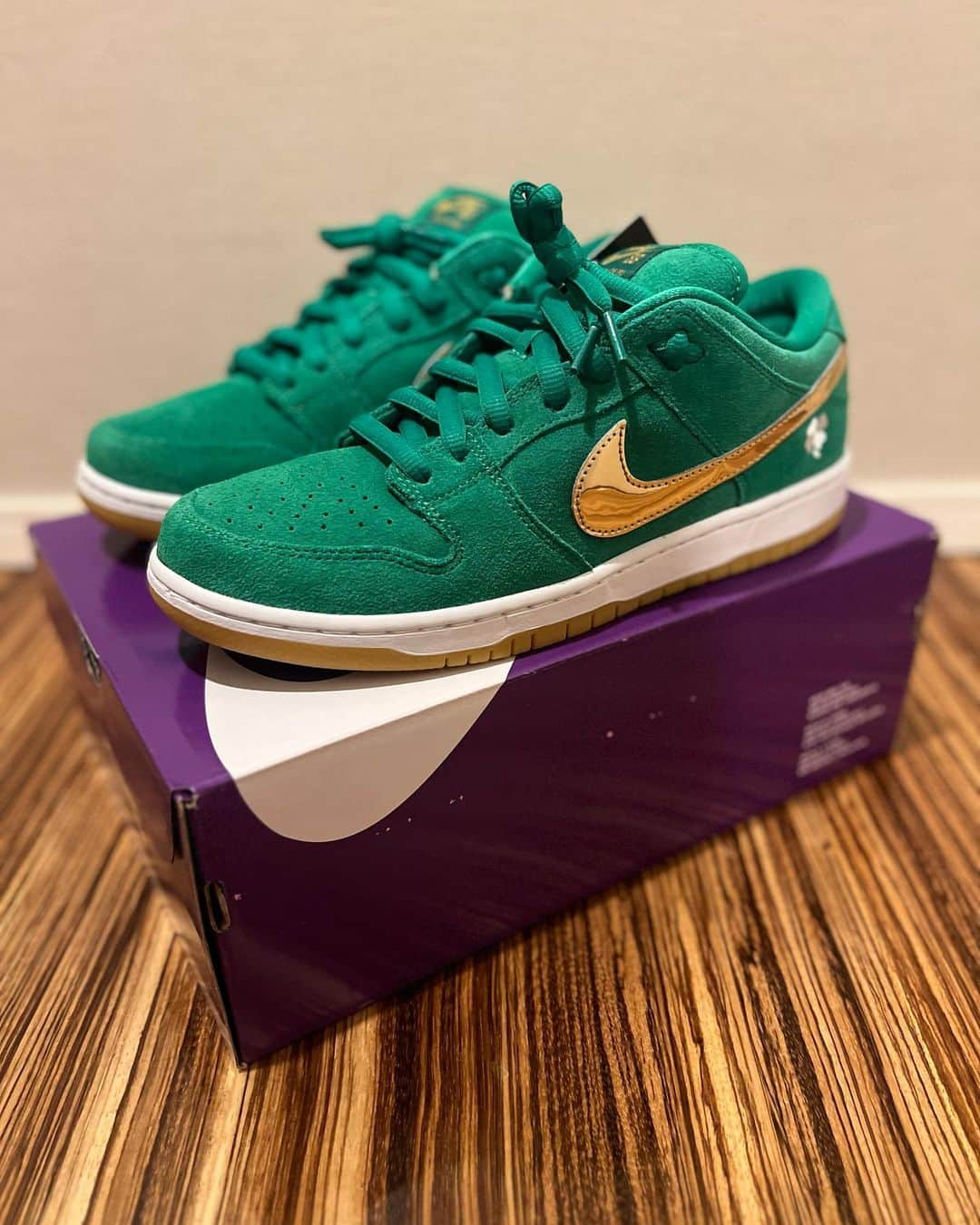 岩本煌史さんのインスタグラム写真 - (岩本煌史Instagram)「got new kicks!!  NIKE SB DUNK LOW PRO "St. Patrick's Day(2022)"  #nike #ナイキ #nikesb #ナイキエスビー #sb #エスビー #dunklow #ダンクロウ #stpatricksday  #セントパトリックスデイ #prowrestler #プロレスラー #prowrestling #プロレス #三重県 #桑名市 #出身 #岩本煌史 #sneaker #スニーカー #スニーカー大好き #足元倶楽部 #スニーカーヘッズ」11月24日 23時35分 - koji_iwamoto