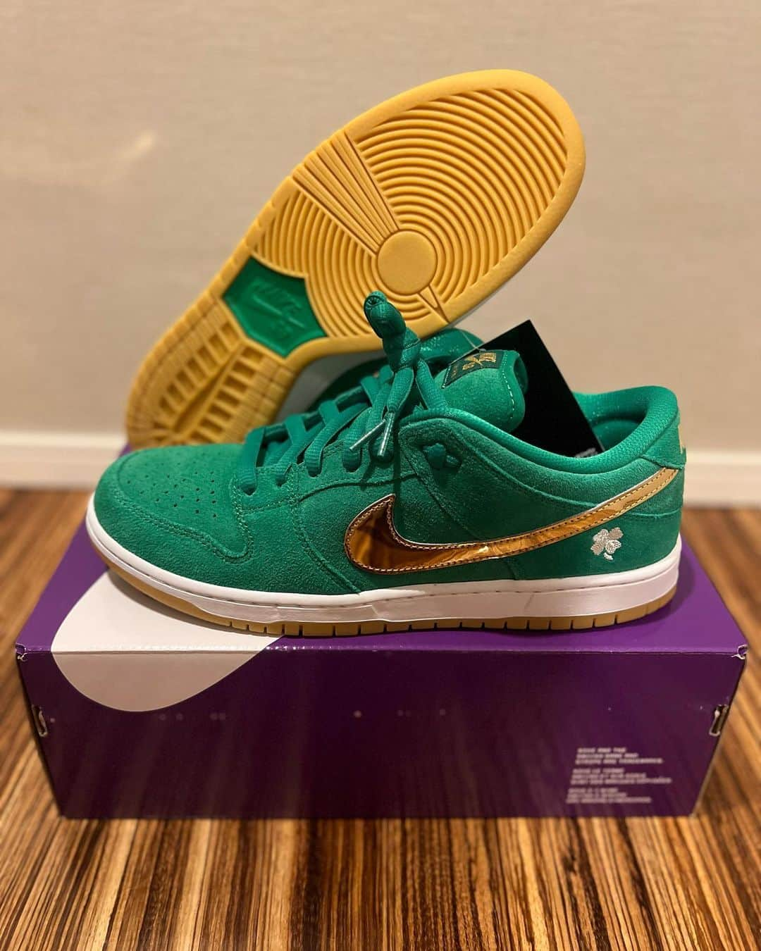 岩本煌史さんのインスタグラム写真 - (岩本煌史Instagram)「got new kicks!!  NIKE SB DUNK LOW PRO "St. Patrick's Day(2022)"  #nike #ナイキ #nikesb #ナイキエスビー #sb #エスビー #dunklow #ダンクロウ #stpatricksday  #セントパトリックスデイ #prowrestler #プロレスラー #prowrestling #プロレス #三重県 #桑名市 #出身 #岩本煌史 #sneaker #スニーカー #スニーカー大好き #足元倶楽部 #スニーカーヘッズ」11月24日 23時35分 - koji_iwamoto