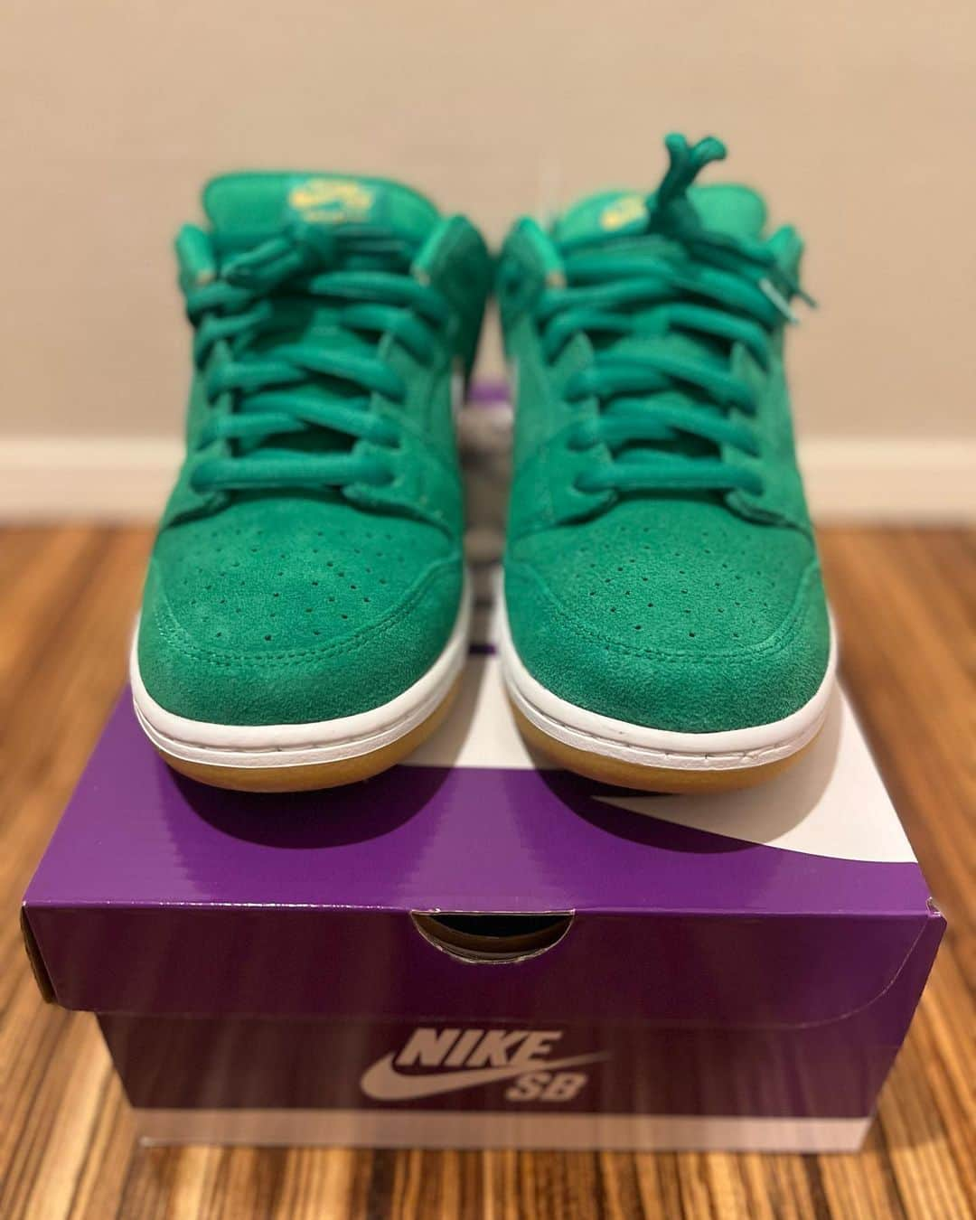 岩本煌史さんのインスタグラム写真 - (岩本煌史Instagram)「got new kicks!!  NIKE SB DUNK LOW PRO "St. Patrick's Day(2022)"  #nike #ナイキ #nikesb #ナイキエスビー #sb #エスビー #dunklow #ダンクロウ #stpatricksday  #セントパトリックスデイ #prowrestler #プロレスラー #prowrestling #プロレス #三重県 #桑名市 #出身 #岩本煌史 #sneaker #スニーカー #スニーカー大好き #足元倶楽部 #スニーカーヘッズ」11月24日 23時35分 - koji_iwamoto