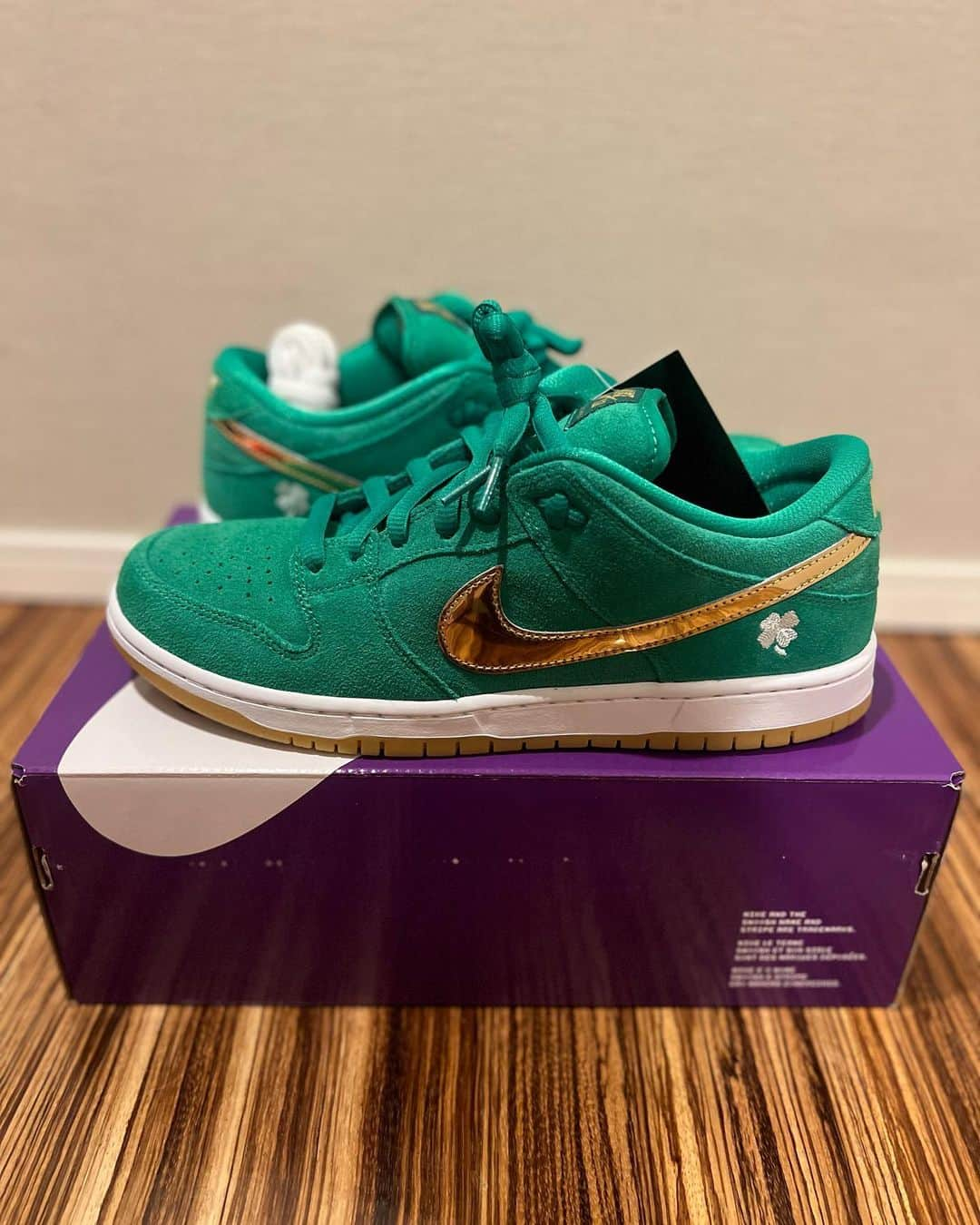 岩本煌史のインスタグラム：「got new kicks!!  NIKE SB DUNK LOW PRO "St. Patrick's Day(2022)"  #nike #ナイキ #nikesb #ナイキエスビー #sb #エスビー #dunklow #ダンクロウ #stpatricksday  #セントパトリックスデイ #prowrestler #プロレスラー #prowrestling #プロレス #三重県 #桑名市 #出身 #岩本煌史 #sneaker #スニーカー #スニーカー大好き #足元倶楽部 #スニーカーヘッズ」