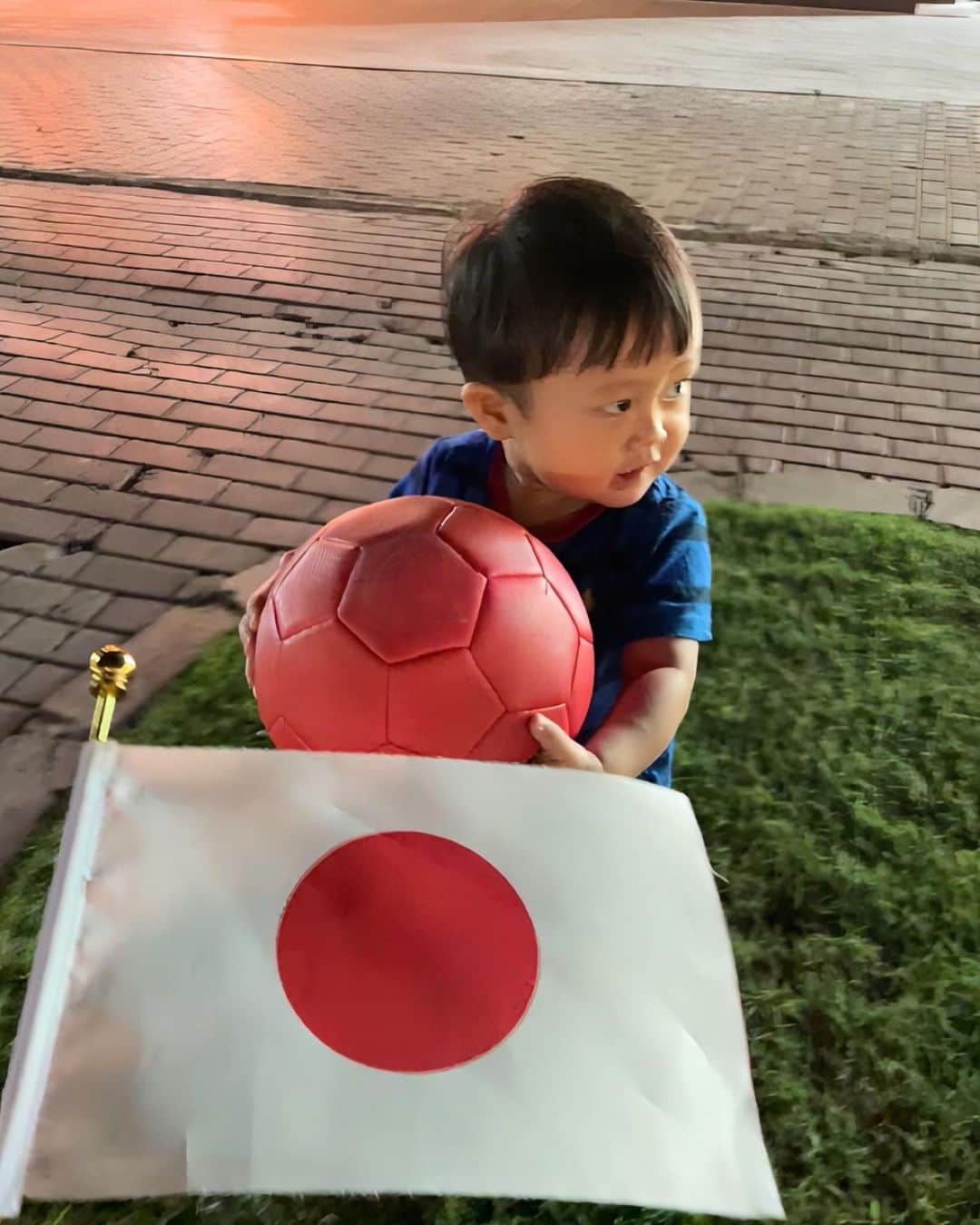 ひるいちかのインスタグラム：「⚽️⚽️⚽️ FIFA World Cup Qatar 2022  主人の職場の人たちと初パブリックビューイング⚽️  サッカー詳しくないけどすごくいい試合で 2点目入った時興奮したー！  そして何よりドイツのビールとソーセージ🐷 (UAEでは🐮か🐔が主流でそれがあんまり美味しくない💦)が食べられて幸せでした♡  2枚目と4枚目は 小さな🇩🇪vs🇯🇵の闘い🤣💕  #worldcupqatar2022  #⚽️⚽️⚽️ #🇯🇵🇩🇪」