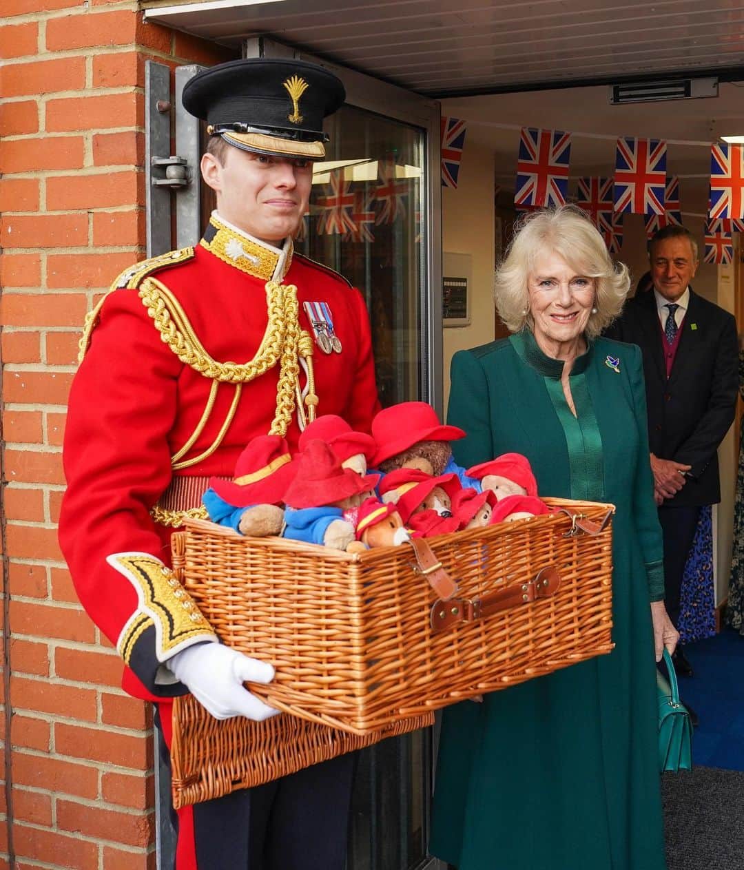 のインスタグラム：「Queen Consort Camilla distributes hundreds of Paddington Bears to children in East London. #QueenConsortCamilla Photos: Getty」