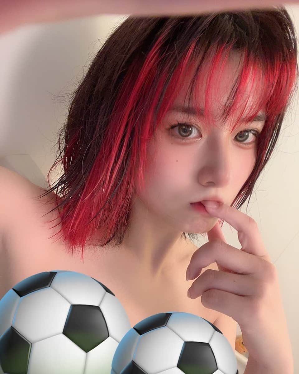 七瀬さくらのインスタグラム：「髪の毛染めました💄❤️🍓🍒🍫❣️ ワールドカップ（Wcupもないけど）意識のやつです。 ドイツ戦最高だった⚽️  #RTは可愛いの再放送 ──────────────── #ショートカット女子 #インスタグラビア #グラビアモデル #コスプレイヤー  #ビジョビ #女内衣 #グラドル自画撮り部 #cosplayersofinstagram #cosplayer #코스프레 #角色扮演 #gravure #Japanesegirl #自拍 #模特 #그라비아 #수영복 #섹시 #모델 #凹版印刷 #屁股 #内裤 #泳衣 #派手髪女子 #派手髪ショート  ────────────────」