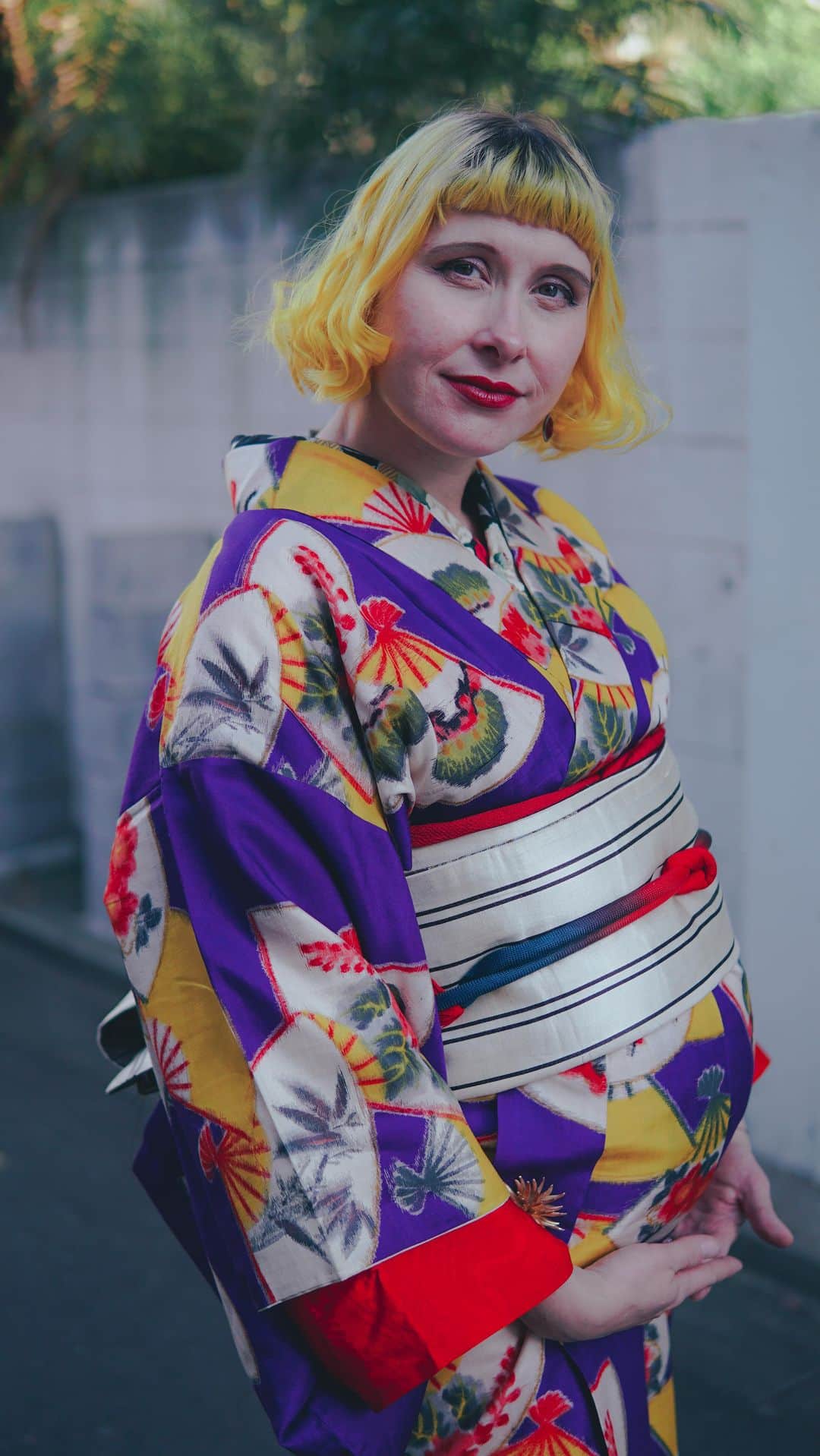 Anji SALZのインスタグラム：「Get ready with me - Episode: “Preggo bump vs. small Meisen kimono 👘”  Or - screw all these ties, I wanna be comfy 🫣🤣  普段着の着付け エピソード：妊娠7ヶ月 vs 小さな銘仙着物👘 伊達締めなどを全部スキップし、ゆったりで行こう💘」