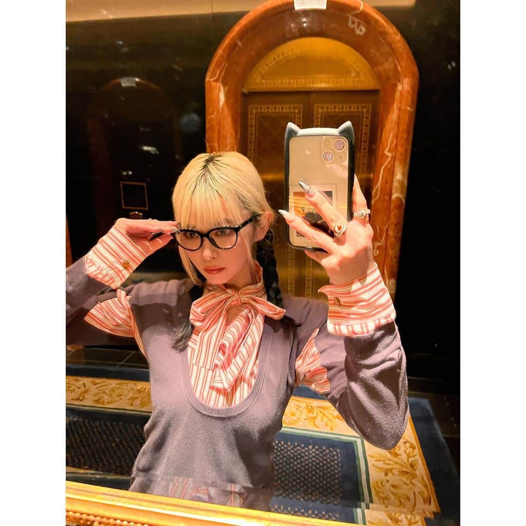 なつかのインスタグラム：「📚🧷@viviennewestwood   ビュッフェではデザートを1番食べる。」
