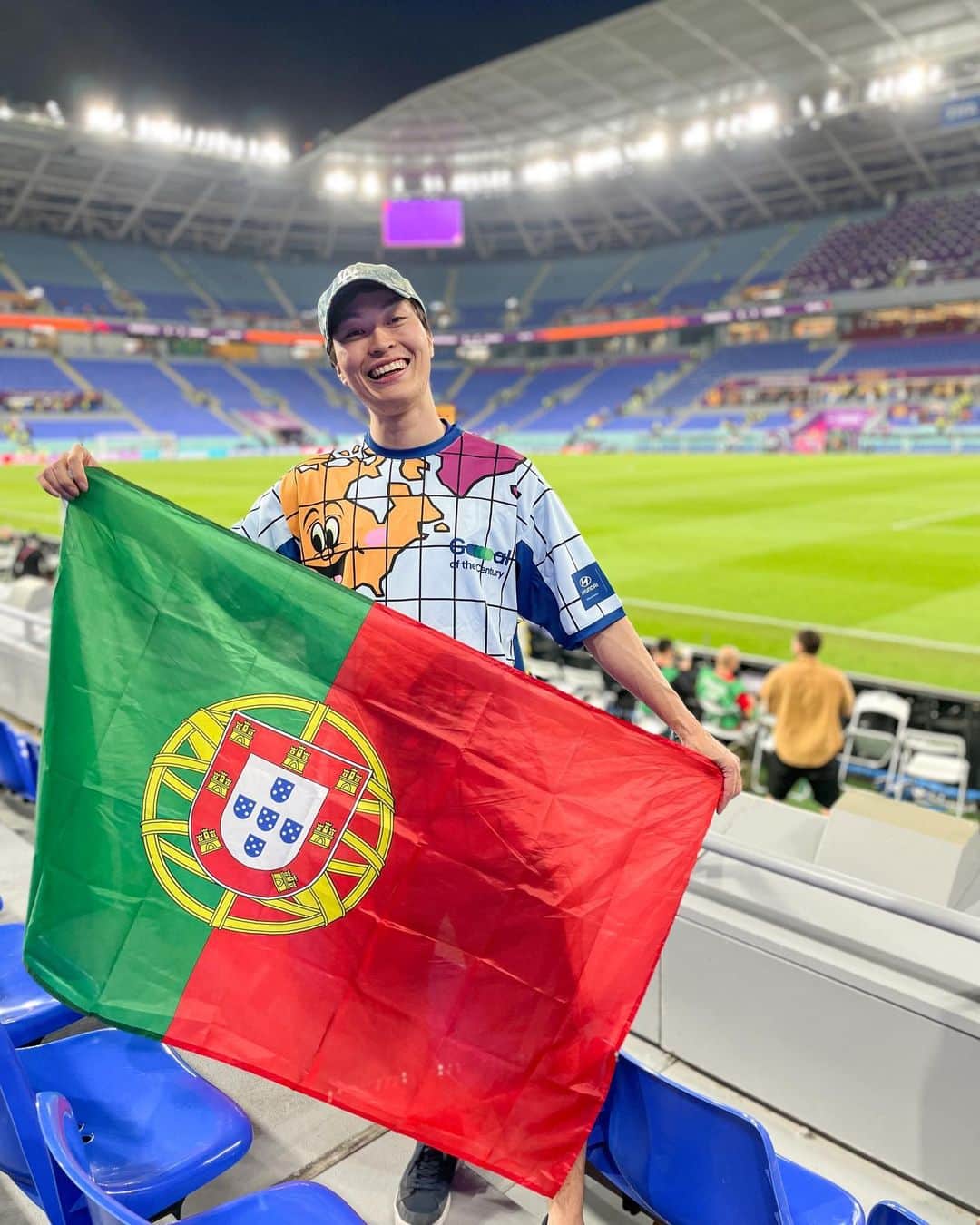 りゅートリックスのインスタグラム：「Siuuuuuuu🇵🇹🇵🇹 @cristiano becomes first player to score at 5 world cups after this goal🐐 Thanks @hyundai  ‘Goal of century’ ‘the greatest goal’ ・ ・ ポルトガルvsガーナ戦見てきました！！このゴールでロナウドはワールドカップ5大会で得点した唯一のプレーヤーになったそうです。 サッカーファンたるもの、メッシとロナウドのプレーを生で見ずには終われないので良かった！！ ・ ・  #worldcup2022 #qatarworldcup #cristianoronaldo #footballgame #hyundai #goalofthecentury #thegreatestgoal #tggevent #ワールドカップ#w杯　#サッカー」
