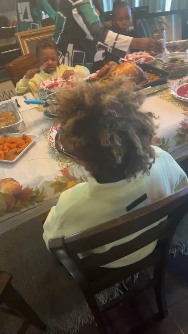 ニック・ヤングのインスタグラム：「Happy Thanksgiving  from the swaggy’s」