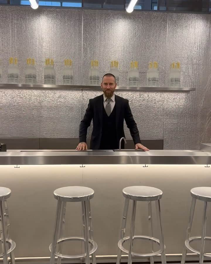 ジャスティン・オシェイのインスタグラム：「For the festive season, we are proud to open a @belvederevodka bar on the men’s fashion floor @theofficialselfridges which is a global retail exclusive. I don’t know about you, but nothing spells (or smells) like Xmas more than a Vodka at 12pm (which we open daily). Luckily we have actual trained bartenders that can serve other drinks except vodka straight up. You can also have it with ice. So something for everyone. Big thanks to @exchangramme @bossemyhr who you will likely find in the bar daily instead of working. and the design team @brinkworthdesign for making this a reality. 🎉🥰🇬🇧🕺🧊💛🎅 P.S I won’t give it away, but we have some inspiring artwork on the walls which is worth the visit…. 🤔」