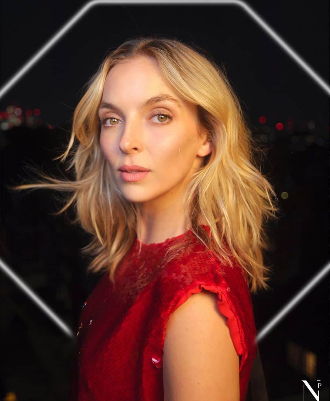ジョディー・カマーのインスタグラム：「A late night shoot in London In celebration of @noblepanacea and their new ‘Exceptional Collection’.   One thing I’ve always championed about these products is their long lasting wear and consistency which makes them perfect for helping alleviate that dry winter skin. Give me that Vitamin C Boost, please and thank you!   Photography: @tomcraig  Styling: @elizabethsaltzman  Hair: @sammcknight1  @johnclarkhaircolour  Makeup: @florriewhitemakeup  Nails: @michelleclassnails」