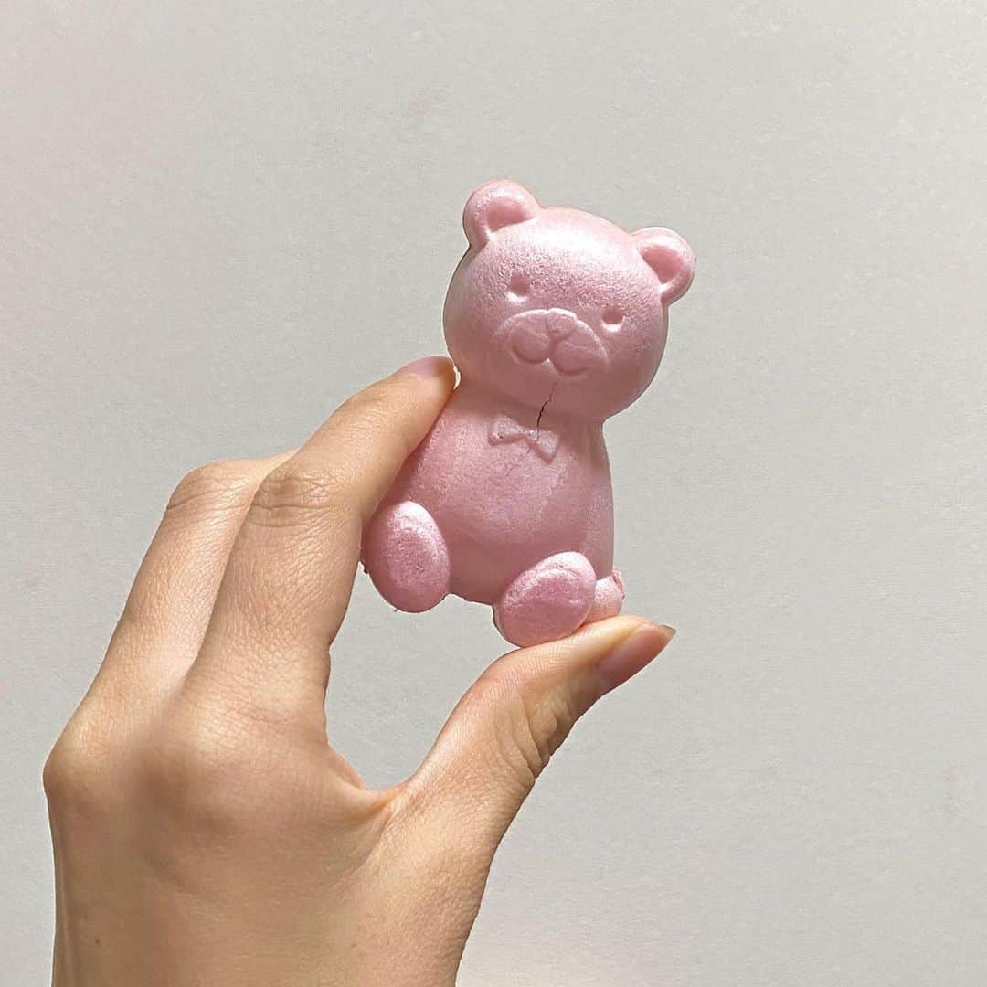 ボールドウィン零のインスタグラム：「熊のもなか食べた🧸 ŧ‹”ŧ‹”( ‘ч’ )ŧ‹”ŧ‹”  #かわいいお菓子 #もなか #熊のお菓子 #和菓子 #ヒビ入ってる」