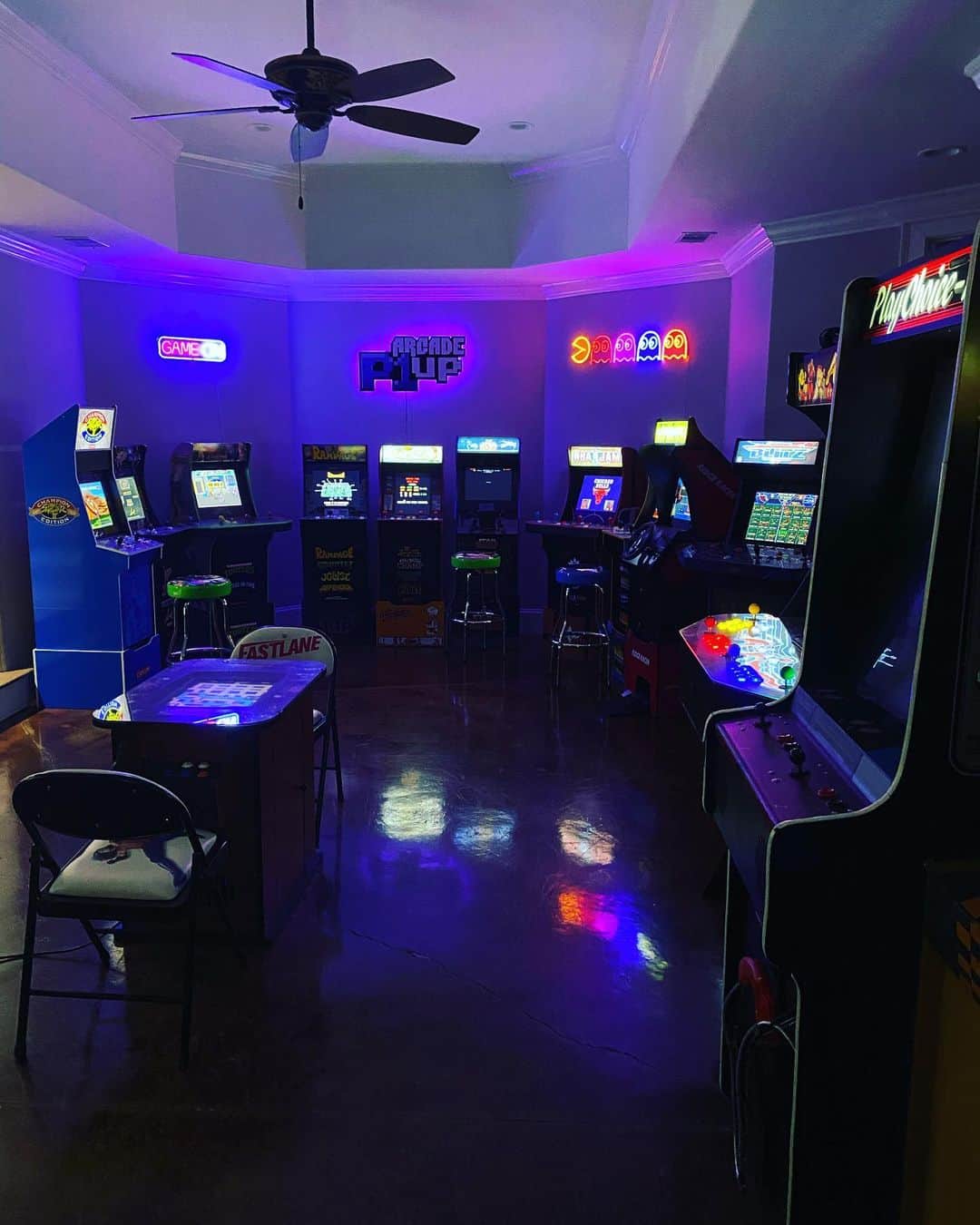 アレン・ジョーンズのインスタグラム：「Ready for thanksgiving and arcade games. #happythanksgivng」