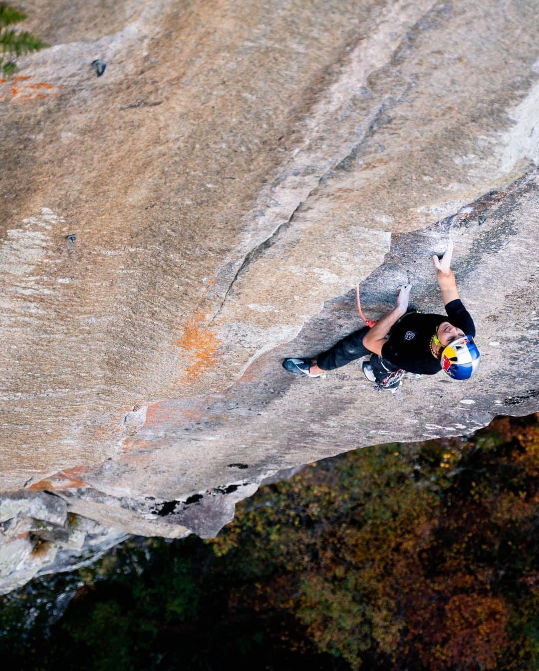 ドメン・スコフィッチのインスタグラム：「High above the🇨🇭ground 🧗🏻‍♂️ with @kruderjernej experiencing my first glimpse of trad climbing 😄  Photos taken by @climbimarco a month ago on a majestic granite wall in Val Bavona 🙏🏻 . @redbull #givesyouwings @redbullsi @climbholds @pazi.to @postanivojak @climbing_ranch」