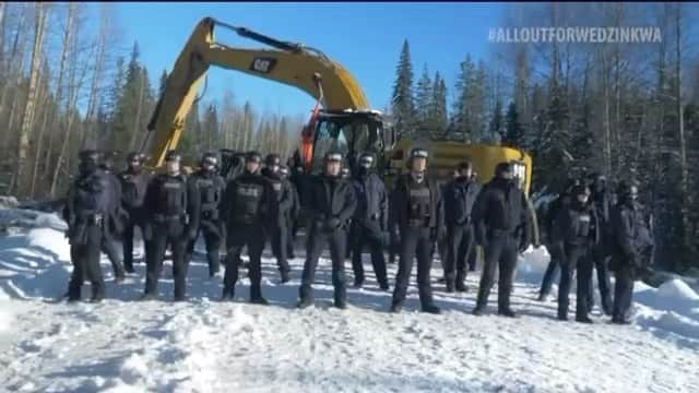 サラ・ウェイン・キャリーズのインスタグラム：「you could mark today by following @yintah_access to stay up on how to support the wet’suwet’en who are still fighting this battle  . video via @logan_staats」
