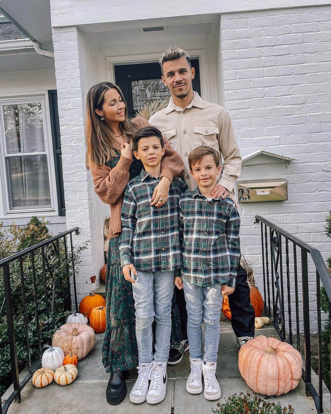 アルフレッド・モラレスのインスタグラム：「Happy thanksgiving! 🦃🍁🙏🏼 seid jeden Tag dankbar, für das was ihr habt 🤍 #thanksgiving #thankful #family」