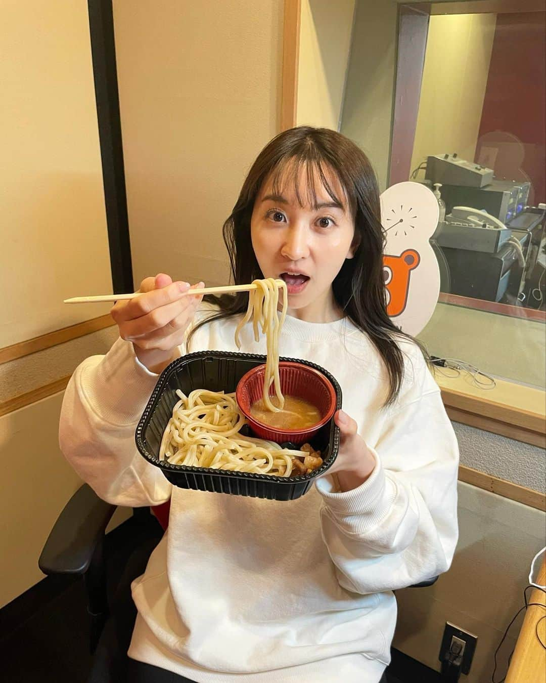 袴田彩会さんのインスタグラム写真 - (袴田彩会Instagram)「ラジオ中いっつも何か食べてます😋 これ、おすすめです☆  ラジオ日本の 『袴田彩会の発見してしまいました！』 昨夜の放送、よかったらradikoで聴いてみてね〜📻  #袴田発見 #袴田彩会 #ラジオ日本 #ニチレイ」11月25日 15時57分 - ayae.ha