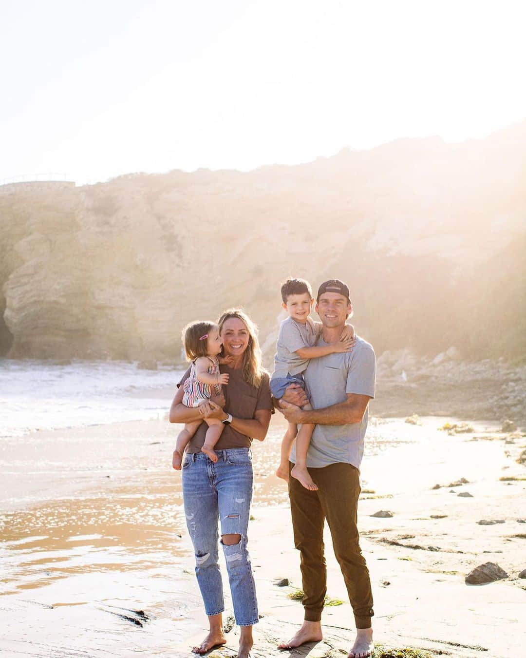 クリスティン・ヒルデブランドのインスタグラム：「Happy Thanksgiving!!! 🤎 Thankful for these turkeys. (& to @hannah_claire_photography for capturing these precious photos of our fam earlier this year 🥹).」