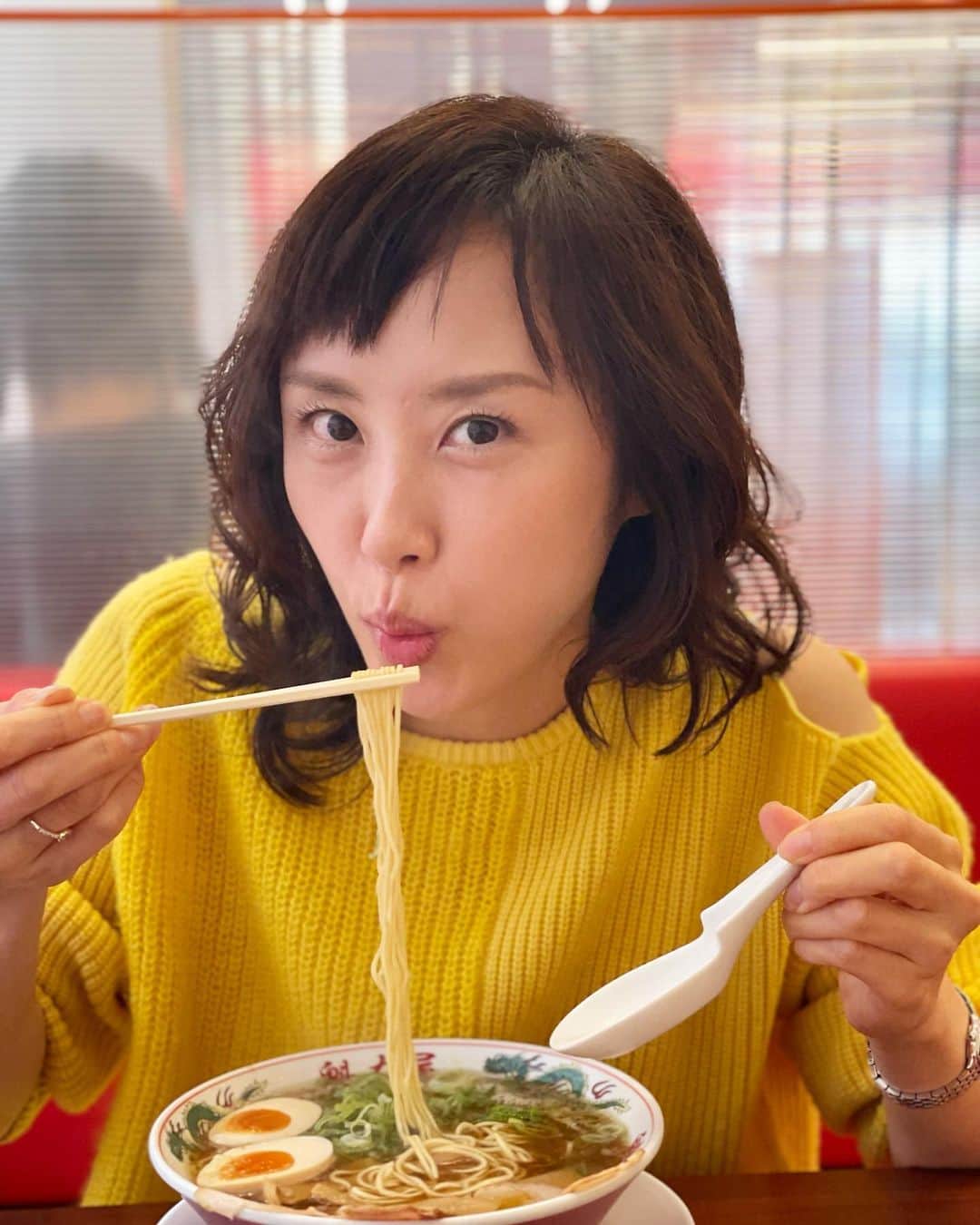 山口もえのインスタグラム：「・  ラーメンが美味しい季節到来♡🥰  #ロケ の合間に #マネージャー さんと #🍜 #❤️」