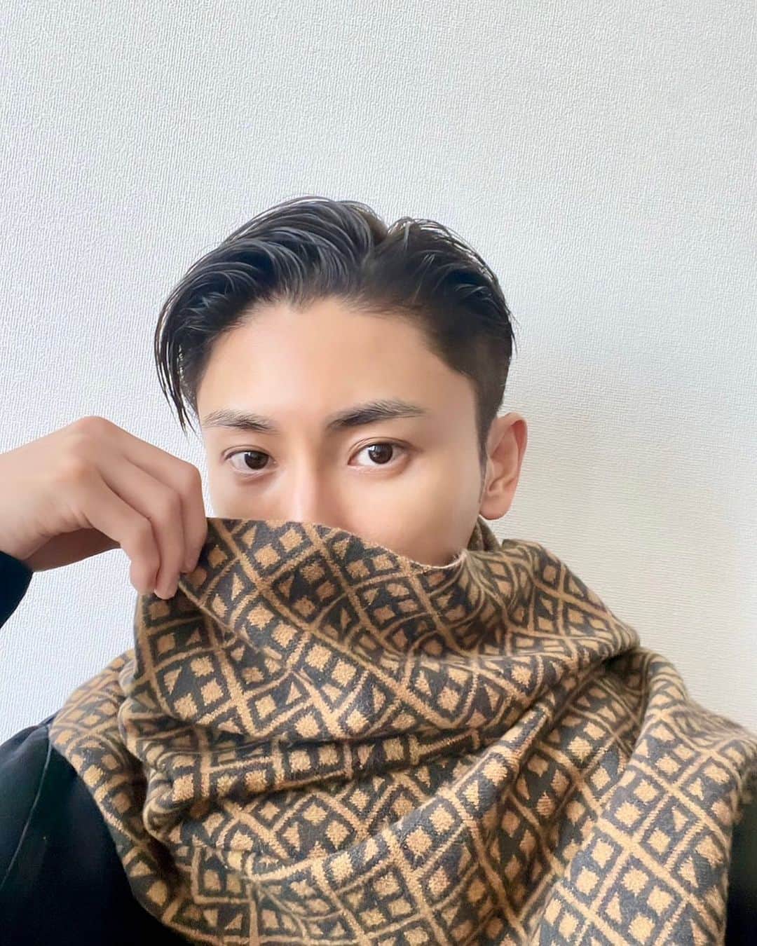 與真司郎のインスタグラム：「明日からトークショー🕺✨  ついにみんなの声が聞けるぞー😆✨  いろんな捉え方があると思うけど、 まだまだ感染対策はしながら、 みんなが楽しめるトークショーになったらいいな❤️  会場で販売する @446_double_four_six のマフラーもかわいく出来上がってお気に入りです😊 生地がもちもち🐣🐣🐣  特典会は僕がマフラーをみんなに直接かけます🙈  そして、少しの時間やけどお話ししよな🤗  みんなが安全に楽しめるように色々条件はありますが、幸せな空間に出来たら嬉しいです😝  あー！！！！！みんなに会えるの楽しみすぎるー❤️  #446DOUBLEFOURSIX #DOUBLEFOURSIX #SHINJIROATAE #與真司郎」
