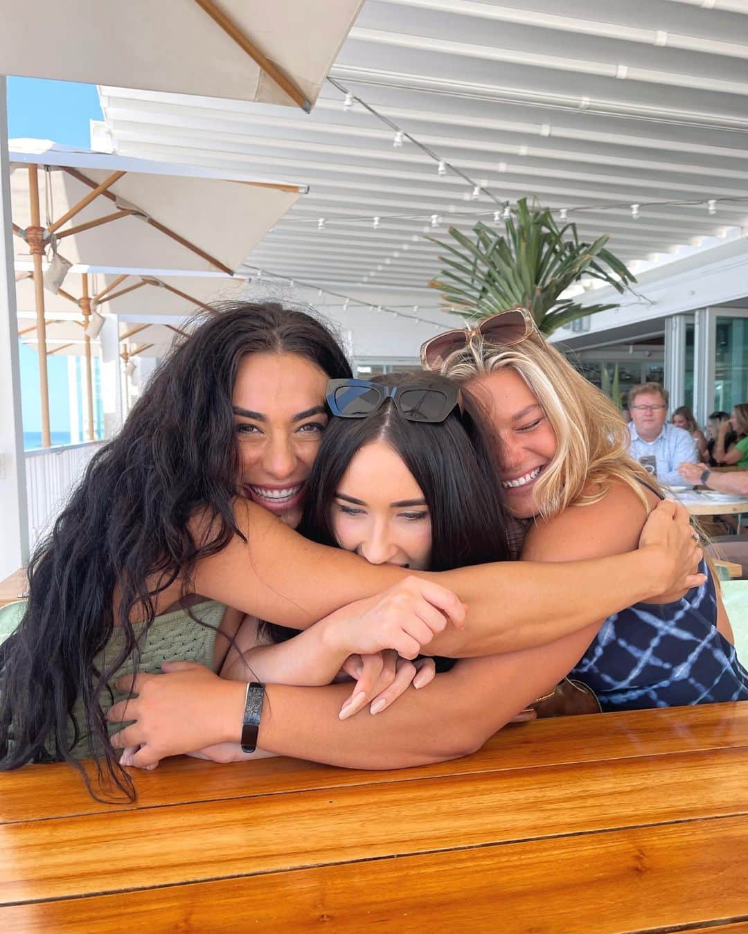 Danielle Robertsonのインスタグラム：「My DB girls 💙  Few things to note here:   1. Yes Madi is biting my arm in the first photo.  2. Everyone put their sunnies on their head so I wanted sunnies on my head and then they got caught in my hair. Hagrid can’t have nice things.   3. If you don’t concentrate during a cheers you will miss the actual glasses and instead cheers an arm, not just any arm, Madis arm (maybe that’s why she bit me).  4. We had such a great table but also I dropped a knife off the balcony and apparently no one has ever done that. Ever. Wild.   Thankfully no one was stabbed/injured in the knife drop.  5. I love these humans.」
