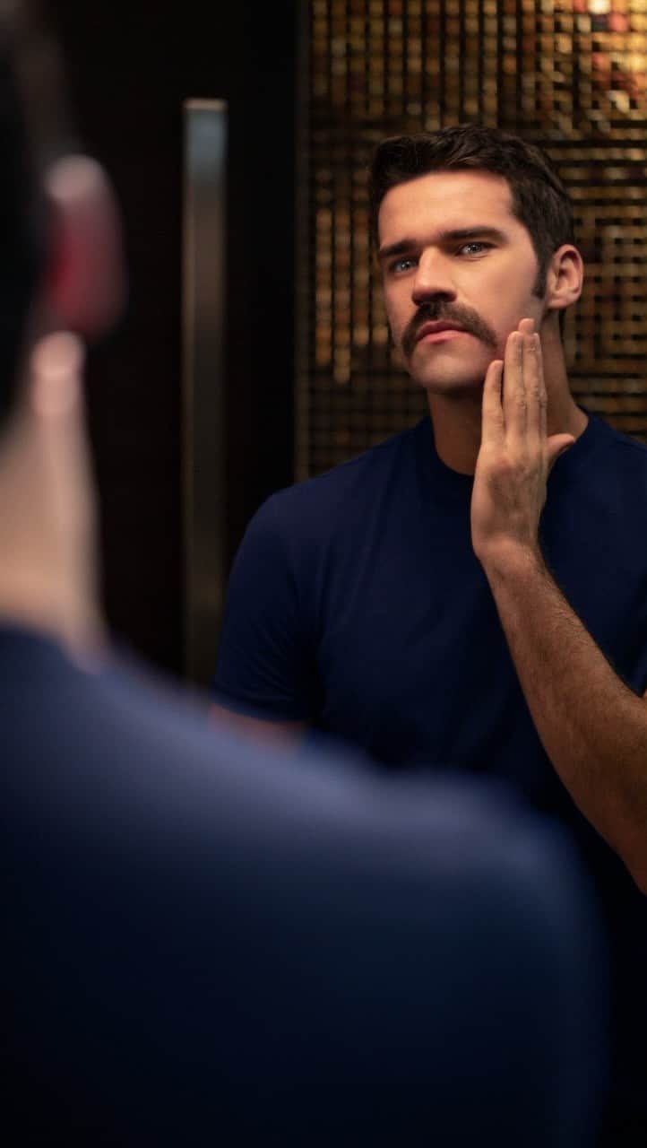 のインスタグラム：「Fala, pessoal. Estou muito orgulhoso em  anunciar que o meu bigode faz parte do movimento #BigodeQueCuida, em apoio à campanha Novembro Azul! Com muita responsabilidade, gostaria de incentivar a todos os homens a tomarem uma atitude pela sua saúde, indo ao médico e fazendo exames preventivos regularmente. Não perca tempo e também faça parte desse movimento. Acesse o perfil @gillette_brasil e clique na aba de filtros para tirar uma foto com o seu bigode preferido usando a #BigodeQueCuida. Lembre-se: em novembro, todo bigode é sinônimo de atitude pela saúde. #publicidade #Gillette」