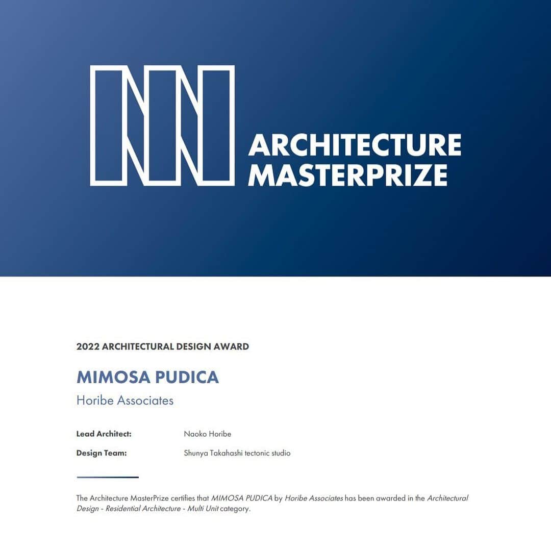 Horibe Associates co., ltd. さんのインスタグラム写真 - (Horibe Associates co., ltd. Instagram)「【Architecture Master Prize Winner受賞】 @horibeassociates にて設計した賃貸マンション　MIMOSA PUDICA がアメリカ Architecture Master Prize 2022にてWinnerを受賞しました。  Architecture MasterPrize（AMP）は、2016年に創設された優れたデザインを評価する世界的な建築アワードで、今年で第7回の開催となります。  今年も全世界から数千の応募があり、ResidentialArchitecture部門の30作品のWINNERのひとつにMIMOSA PUDICAが選ばれました。 建築賞の授賞式はスペイン　ビルバオグッゲンハイム美術館で開催され、授賞式の後はスペインの名店Neruaのミシュランスターシェフ Josean Alijaによるディナーで締めくくられます。  【MIMOSA PUDICA】 2.4m×13mのワンルームは開放的な線路側を二重サッシとしてリビングを配置し、反対の生活道路に面する側は静寂を求めて寝室を配置しました。 寝室とリビングを分離することで生活にメリハリが生まれるだけでなく、居場所が2箇所生まれることで2人住まいへのニーズも高く、ワンルーム苦戦と言われるコロナ禍でも満室が続いています。 他にない間取りで競合も少なく、デザインに感度の高い入居者の方々に支持され、共用の屋上テラスを拠点に入居者同士のコミュニティも生まれ、ワンルームですが入れ替わりが少なく空室率はかなり低い運用が実現しています。 街並みへ圧迫感を与えないよう分棟とし、視覚的ボリュームを抑えるために外壁色の色分けを行いました。 入居者と不動産オーナーには高い満足度を提供し、街並みに優しい賃貸ワンルーム16室のプロジェクト。  #architecture#awards #architecturemasterprize」11月25日 7時13分 - horibeassociates