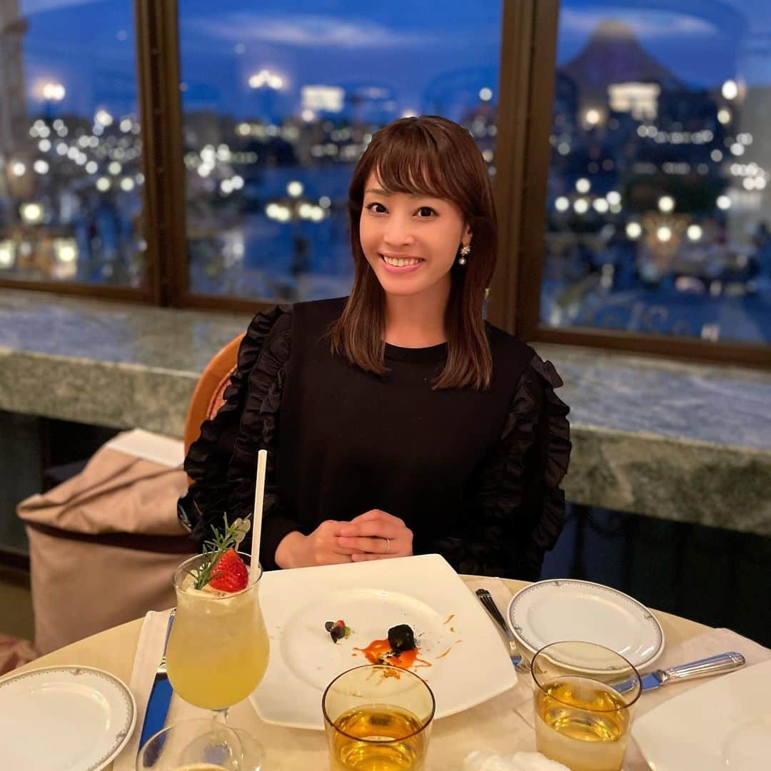 佐竹茉里奈のインスタグラム：「ミラコスタのベッラヴィスタ・ラウンジでまったりディナー🍽🎄 #ホテルミラコスタ#ベッラヴィスタラウンジ #スカーレットクリスマス#クリスマススペシャルディナー#ディズニークリスマススペシャルドリンク #ディズニーシー#ディズニークリスマス#ディズニーフード#幸せ時間#美味しいもの好きな人と繋がりたい」