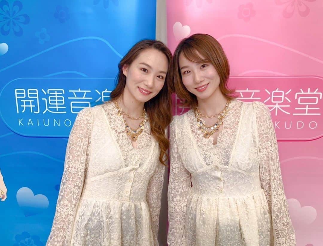 永山飛鳥のインスタグラム：「開運音楽堂で約1年半担当させていただいた  双子ユニットあすきょうの 開運音楽占い  が明日11月26日の放送で、最終回となります🥺  毎週の楽しみが1つなくなる感じでさみしいですが、わたしたちが思っていた以上に長くコーナーを担当させていただきとても嬉しかったです✨  ナレーションのお仕事は初めてだったので、最初の頃は毎回撮影のたびに緊張して大変でした💦  早口だし、滑舌悪いし、ツボにハマると笑いが止まらないしで、無事に撮影終わるのかな？と思うことも多々ありました😅  最後まで上手にナレーションができたかどうはちょっと微妙ですが、最終回もあたたかく見守っていただけますと幸いです💛  徹夜や早起きして見てくださった視聴者のみなさんありがとうございました🙇‍♀️💖  開運ファミリーのみなさん たくさんお世話になりありがとうございました😊 3回もスタジオに呼んでいただき、実際にお会いできて嬉しかったし、楽しかったです♪  開運音楽堂では、新しいコーナも来月からスタートするので引き続きチェックしてくださいね🔮✨  ありがとうございました！  TBSテレビ　開運音楽堂 早朝4:15〜4:45  #あすきょう #双子 #一卵性双生児 #開運音楽堂 #最終回」