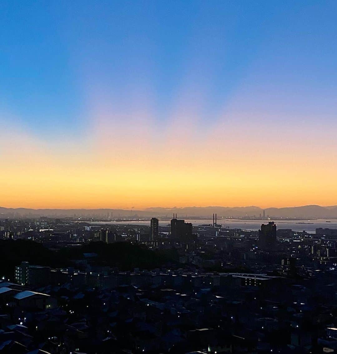 高羽そらのインスタグラム：「早朝から猫のミューナが久しぶりのリバース。仕方なく布団から出て片付けた。でもそのおかげで、こんな美しい風景に出会えた。いい１日になりそう☺️ #神戸の夜明け」