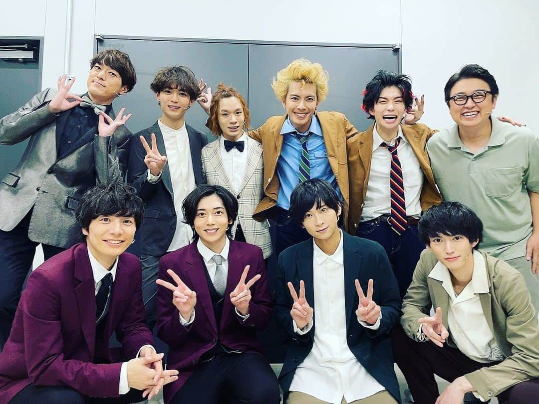 のインスタグラム：「舞台『あいつが上手で下手が僕で』 昨日東京公演が全て終了致しました。 東京公演をご観劇くださった皆さん、ありがとうございました✨  カミシモならではのハプニングやアドリブ、『笑い』で沢山の人に元気を届けられていたら嬉しいな。  大阪公演も頑張ります！！ #カミシモ」