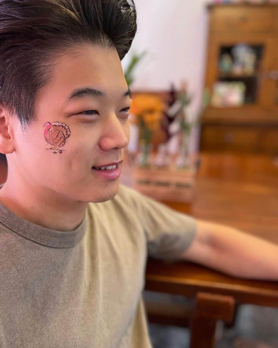 キー・ホン・リーのインスタグラム：「@hayochoi asked to paint my face. I said, “Gobble 지마“….. annnd here we are 🤷🏻‍♂️ #happythanksgivng」