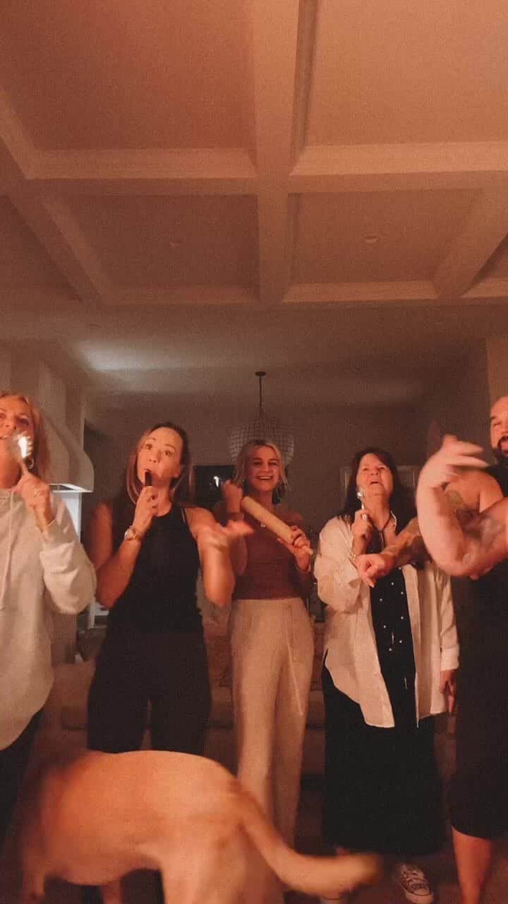 Kelsea Balleriniのインスタグラム：「thankful for friends, living room dancing, spontaneous memories, and you. 😅」