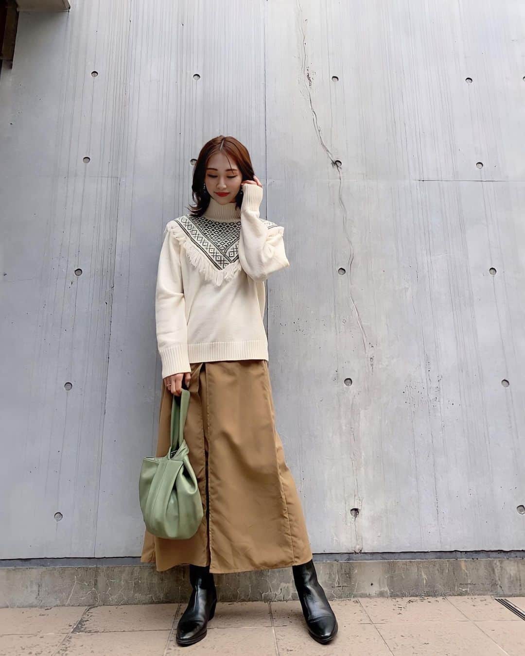 一ノ瀬恋のインスタグラム：「#ootd  tops @knit_jemade_official  skirt  @louere.official bag @style_mixer  shoes @zara   #fashion  #cood #coodinate  #30代ファッション  #30代コーデ  #くびれヘアー #イエベ春 #骨格ウェーブ #アクティブキュート  #男の子のママ  #Louere #knitjemade」