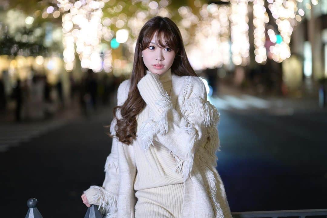 のインスタグラム：「フェスタソーレさんで ナイト撮影会をしました☽꙳✧˖°⌖  寒すぎず周りに人も多すぎずで 撮影会日和になりました〜  予約よりも人数も増えていて 会いに来てくれたみなさまありがとうございました！  またナイト撮影会したいな☽꙳✧˖°⌖  #撮影会 #フェスタソーレ撮影会 #フェスタソーレ #丸の内 #丸の内イルミネーション  #夜景 #夜景撮影  #東京駅 #カメラ #カメラ好きな人と繋がりたい  #写真 #写真好きな人と繋がりたい  #イルミネーション #冬コーデ  #デートコーデ  #ニットコーデ  #ロングヘア #被写体 #モデル #レースクイーン #racequeen  #rq #me #松田蘭」