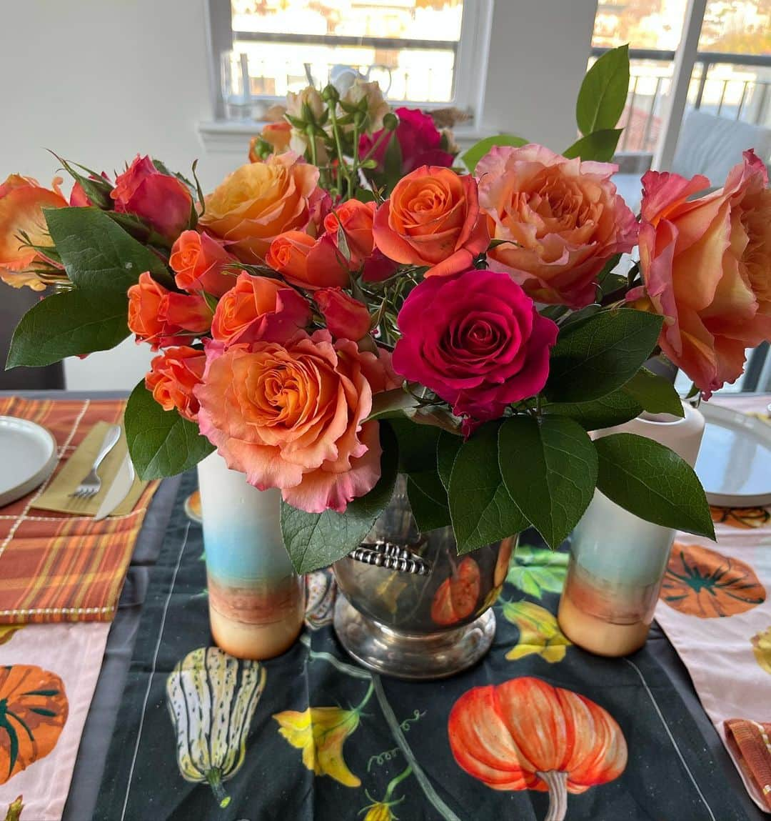 ジュリア・スタイルズのインスタグラム：「Dear Emily Post and Martha Stewart, I am pretending it is Spring with my table setting this Thanksgiving because Covid is still a Biatch and Climate Change makes it feel right. That work? Kewl.」