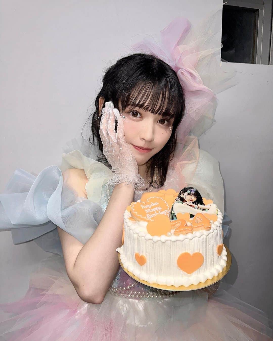 のインスタグラム：「11月24日で24歳の誕生日を迎えました🫶🏻 誕生日当日は大好きな人たちに囲まれて過ごせて、夢みたいな幸せな24時間でした🧡🪐 これからまた一年好きなことをして、好きなものを食べて、好きな人たちと過ごして、幸せに暮らしたいです。いつも応援ありがとうございます。♡24歳もよろしくね💖💖」