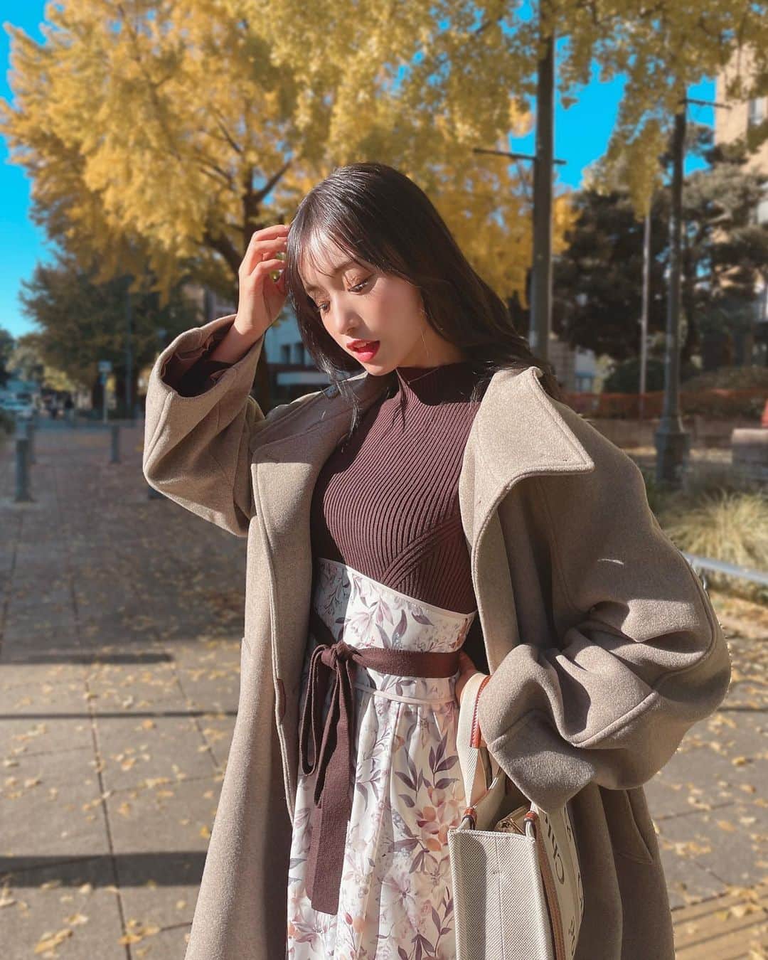 引地裕美のインスタグラム：「🍁💛🍁💛🍁  銀杏並木今年も行けた🫶🏻🍂  驚くほどスタイルアップしてくれた ワンピース😳👗🤎🧸 @mercuryduo_com   ウエストの切り替えが特徴的で 足長＆細見えだった◎  #ゆうみ服 🧺 #銀杏並木  #mercuryduo #ニットドッキングギャザーフレアワンピース #pr  #UMine #japan #옷스타그램 #데일리룩 #코디스타그램 #每日穿搭 #일본 #오오티디 #얼스타그램 #照片 #粉我 #ootd #fashionblogger #WhatIWore #follow #fashionista #japanesegirl」