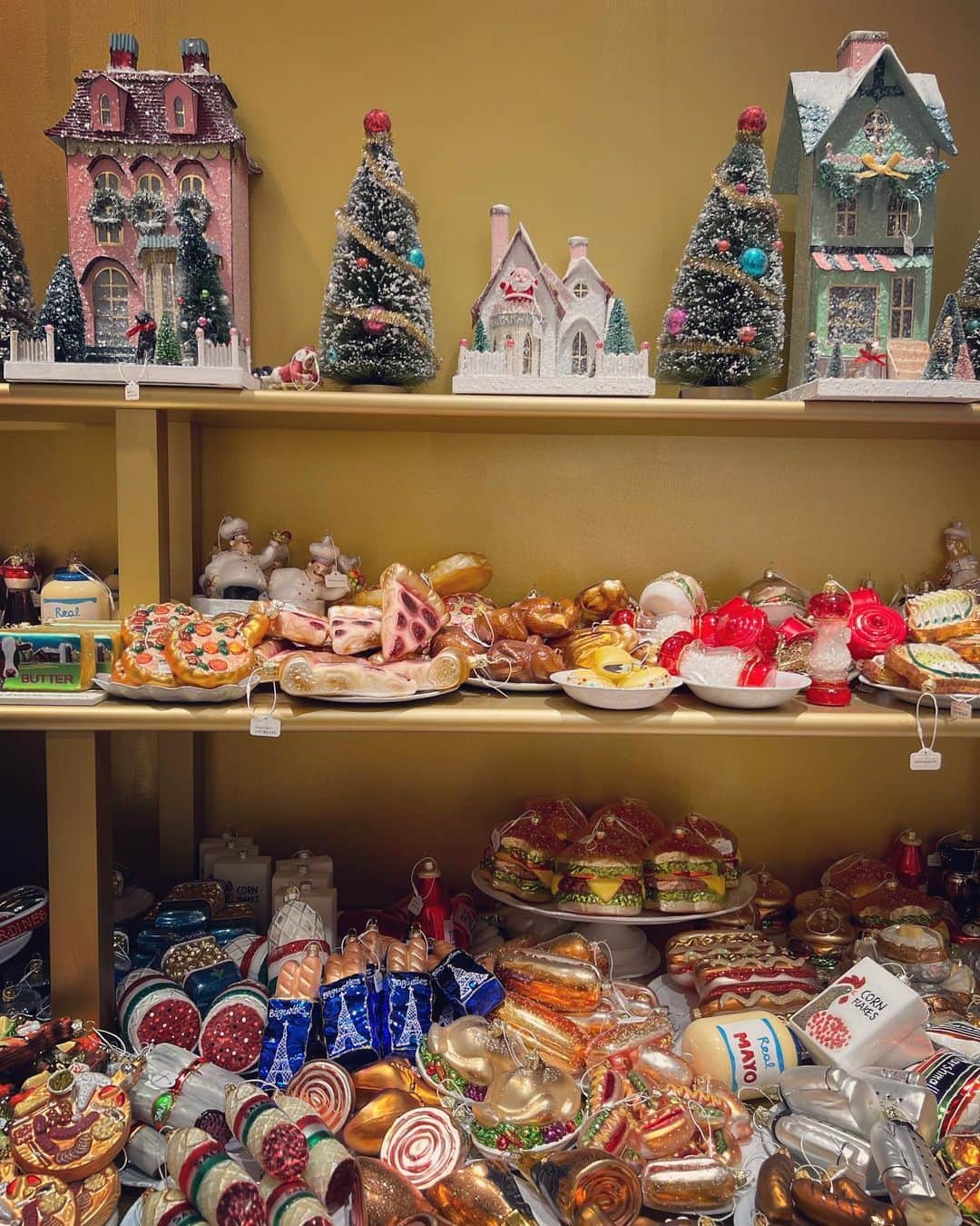 のインスタグラム：「@astierdevillatte セレクトの可愛いクリスマスオーナメントたち🎄💋👑💫🍓  伊勢丹新宿店2階でポップアップ中。 夢いっぱいの世界観に心躍りっぱなし🥰   オーナメントは毎年少しずつ集めています✨✨ 今年は娘が喜ぶセレクション❤️  #astierdevillatte #cheistmasdecorations #isetan」