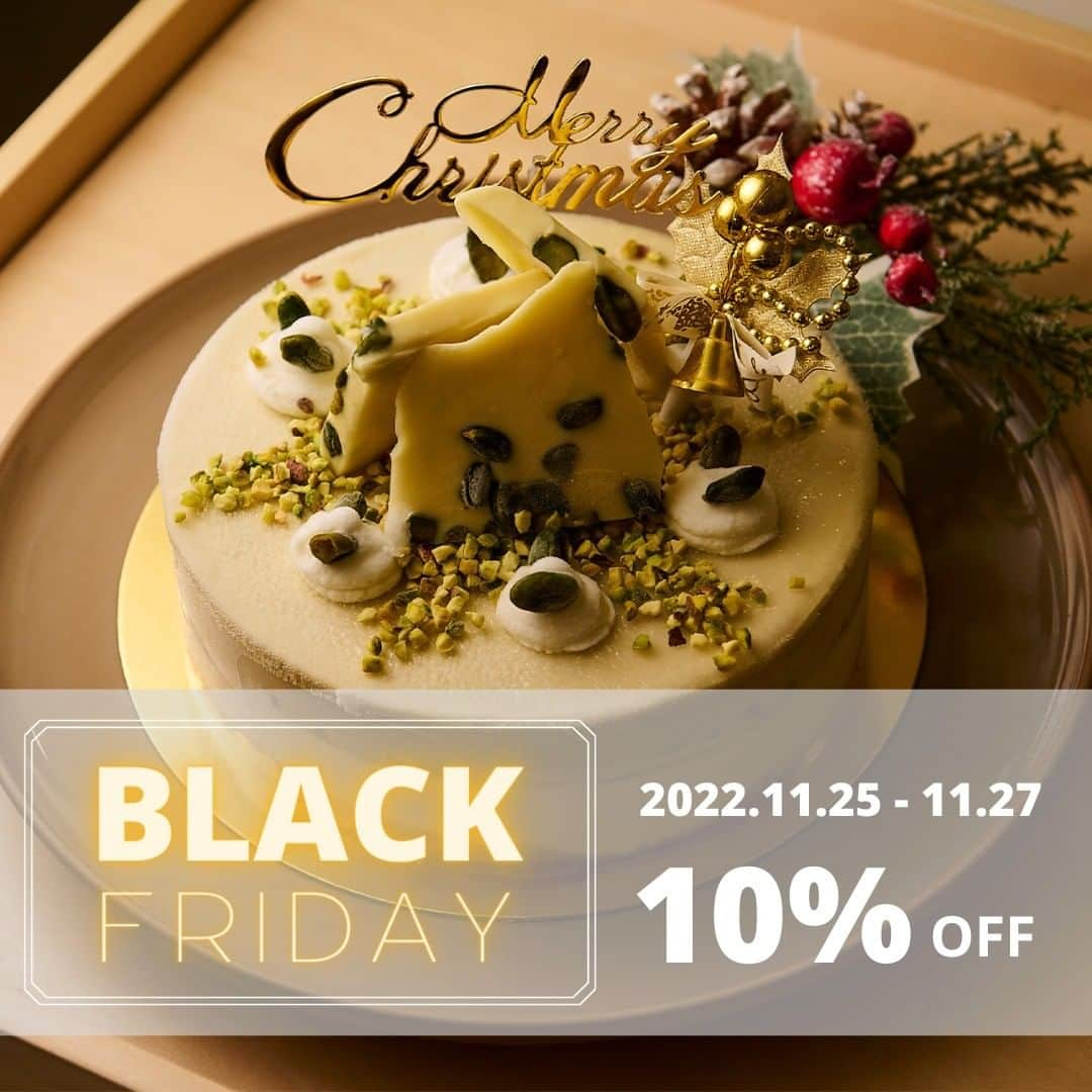 のインスタグラム：「期間限定　BLACK FRIDAYクーポン！  オンラインショップ限定でご利用いただける「全品10％OFFクーポン」のお知らせです。 ぜひ、この機会にご利用いかがでしょうか。  ■クーポンコード base10th   ■ご利用期限 11.25 FRI 12:00 ～ 11.27 SUN 23:59 まで     ＜クーポンご利用に関する注意点＞  ・クーポンコード：base10th を、会計画面にてご入力ください。  ・クーポン配布予定枚数を超えた場合、利用期限前に終了することがあります。  ・1会計ごとの割引額は、最大1,000円までとなります。 　 ※ 割引額の上限について  　例　税込15,000円の商品の場合、  　15,000×10%＝1,500円  → 上限設定により、「1,000円割引」となります  ・オンラインショップ限定で、お一人様1回のみご利用いただけます。  ・ほかのクーポンとの併用はできません。  ・送料は、クーポン値引き対象外となります。  “Artigianale（手仕事の、職人の）”を掲げ、伝統的な製法でつくったジェラートをお楽しみいただけます。  写真は、期間限定販売のクリスマスケーキ ピスタチオになります。 今年のクリスマスは、アイスケーキで過ごしてみてはいかがですか。 オンラインストア、麻布十番店にて予約受付中です。 数量限定ですので、ご予約はお早めに！  オンラインストアへのアクセスは「プロフィール画面」より。  #ジェラート #gelato #アイスクリーム #icecream #アイスケーキ #icecake #クリスマス #xmas #christmas #スイーツ #スイーツ部 #食べるの大好き #スイーツ巡り #スイーツ好きな人と繋がりたい #ギフト #手土産 #GIFT  #ブラックフライデー #BLACKFRIDAY」