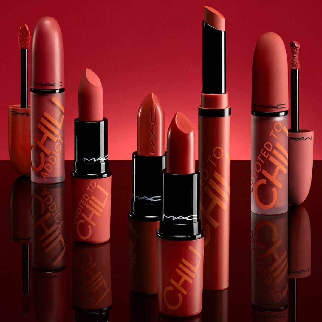 M∙A∙C Cosmetics Japanのインスタグラム：「＼本日オンライン＆全国発売／ 絶妙なレッドとオレンジを織り交ぜた人気カラー”チリ”のリップコレクションが限定パッケージで登場✨ M･A･Cの数あるリップの中でも、この数年トップシェードとして人気を誇るチリで、口元にスパイシーなアクセントを纏って💄💋  🌶️リップスティック／チリ 🌶️レトロ マット リキッド リップカラー／チリ アディクト 🌶️ラスターガラス リップスティック／チリ ポッパー 🌶️パウダー キス リップスティック／デボーテッド トゥ チリ 🌶️パウダー キス リキッド リップカラー／デボーテッド トゥ チリ 🌶️パウダー キス ベルベット ブラー スリム リップスティック／デボーテッド トゥ チリ  *11月25日(金) オンライン＆全国発売  #MACChilisCrew #MACチリズクルー」
