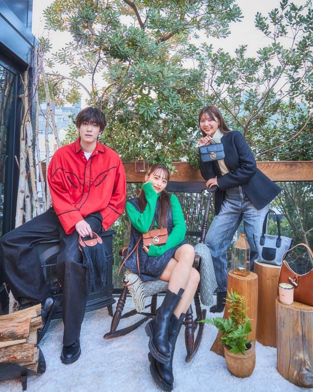 近藤千尋のインスタグラム：「先日ご招待いただいて、 「Rendez-Vous au Sommet」FW22新作お披露目イベントに行ってきました💕😍  新コレクションの「Box-Trot」が可愛すぎました😇 事務所の後輩ちゃん、 あすちゃんしゅうちゃんと😍 わいわい世間話しながら…😍笑  #LongchampFW22 #LongchampBoxTrot  #ロンシャン  @longchamp」