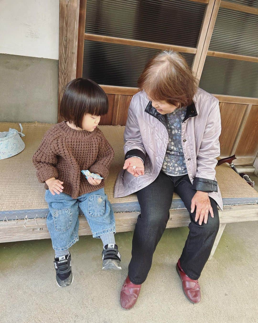 高見まなみさんのインスタグラム写真 - (高見まなみInstagram)「今年も無事に帰省できました。  お気に入りの写真は、3歳のひ孫にラムネをもらう87歳のおばあちゃん👵🏻  おばあちゃんは、いつも長男の絵をたのしみにしてくれているので、新幹線の絵を♡  #帰省 #ひいおばあちゃん #87歳 #3歳4ヶ月  #8歳6ヶ月」11月25日 12時50分 - manami_takami